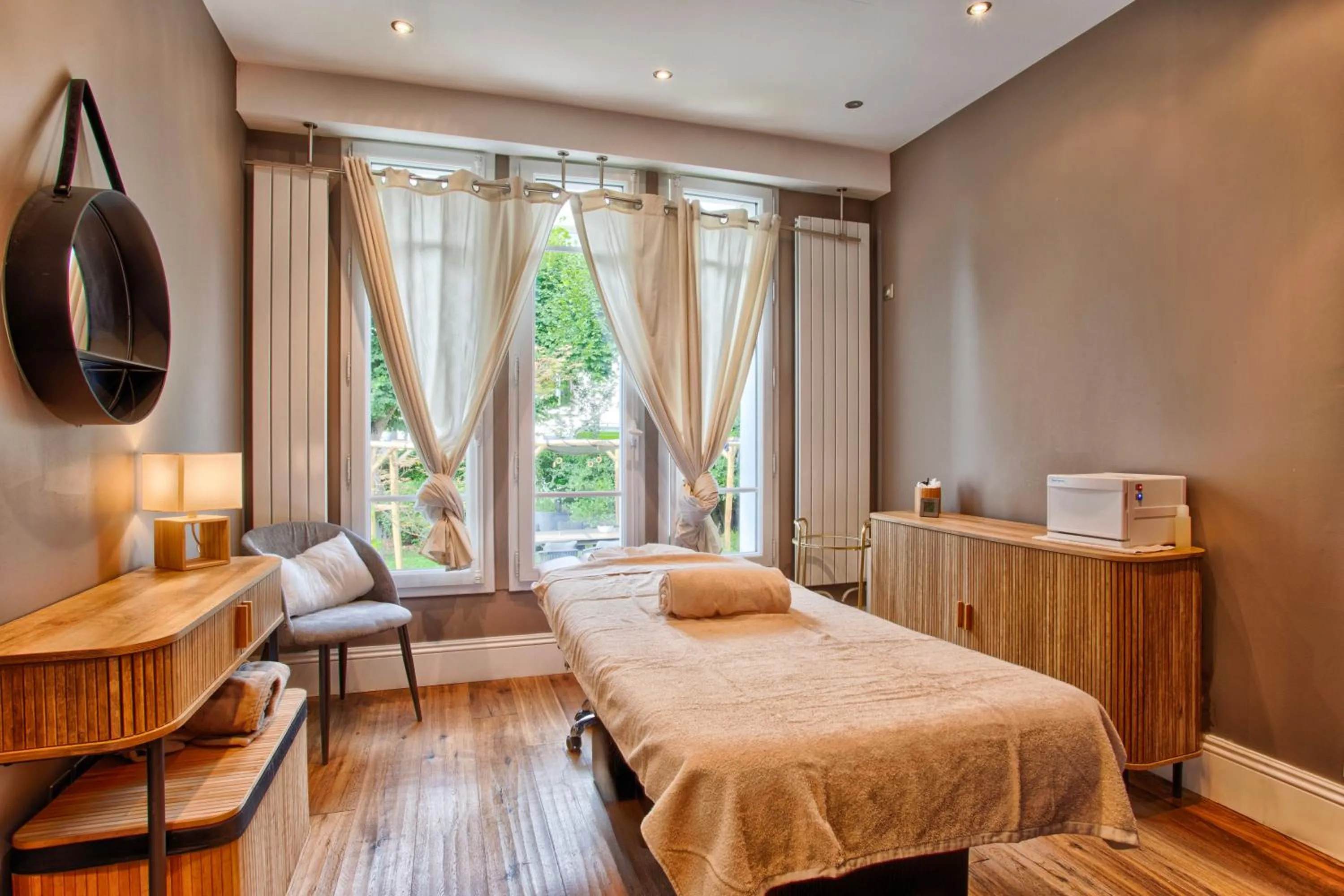 Spa and wellness centre/facilities, Bed in Le Castel Cabourg hôtel & SPA- Restaurant La Calypso