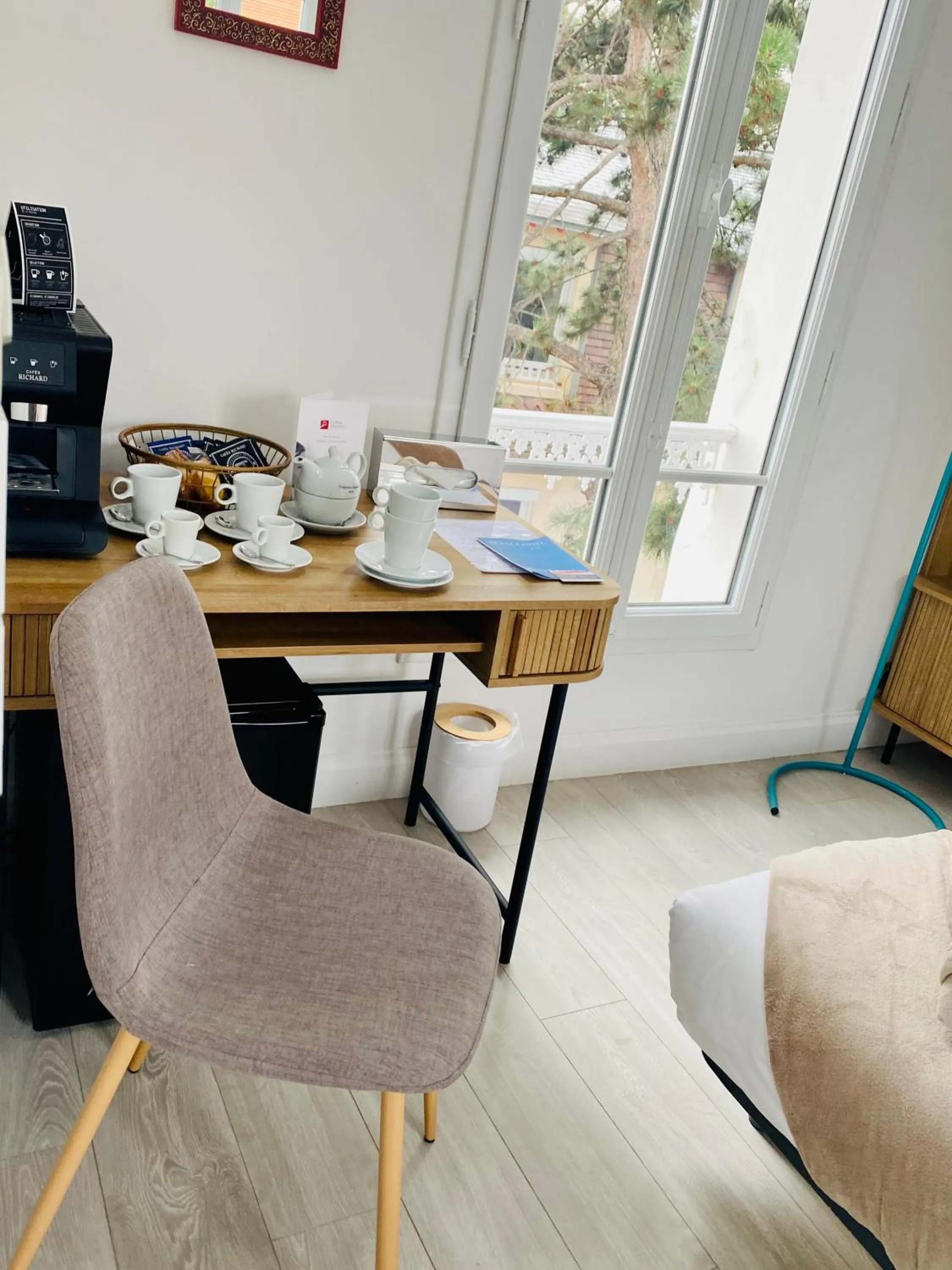 Coffee/tea facilities in Le Castel Cabourg hôtel & SPA- Restaurant La Calypso