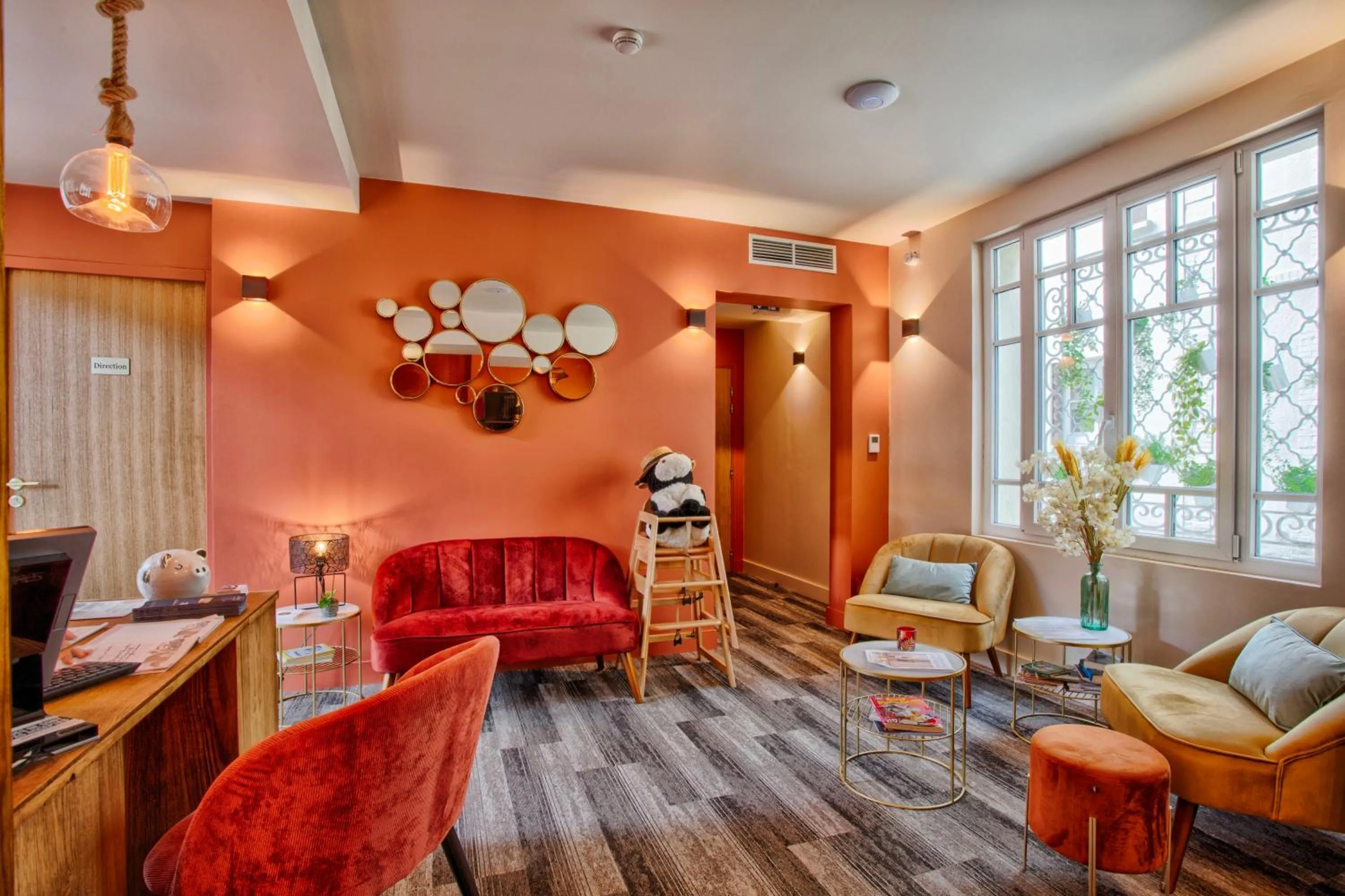 Lounge or bar in Le Castel Cabourg hôtel & SPA- Restaurant La Calypso