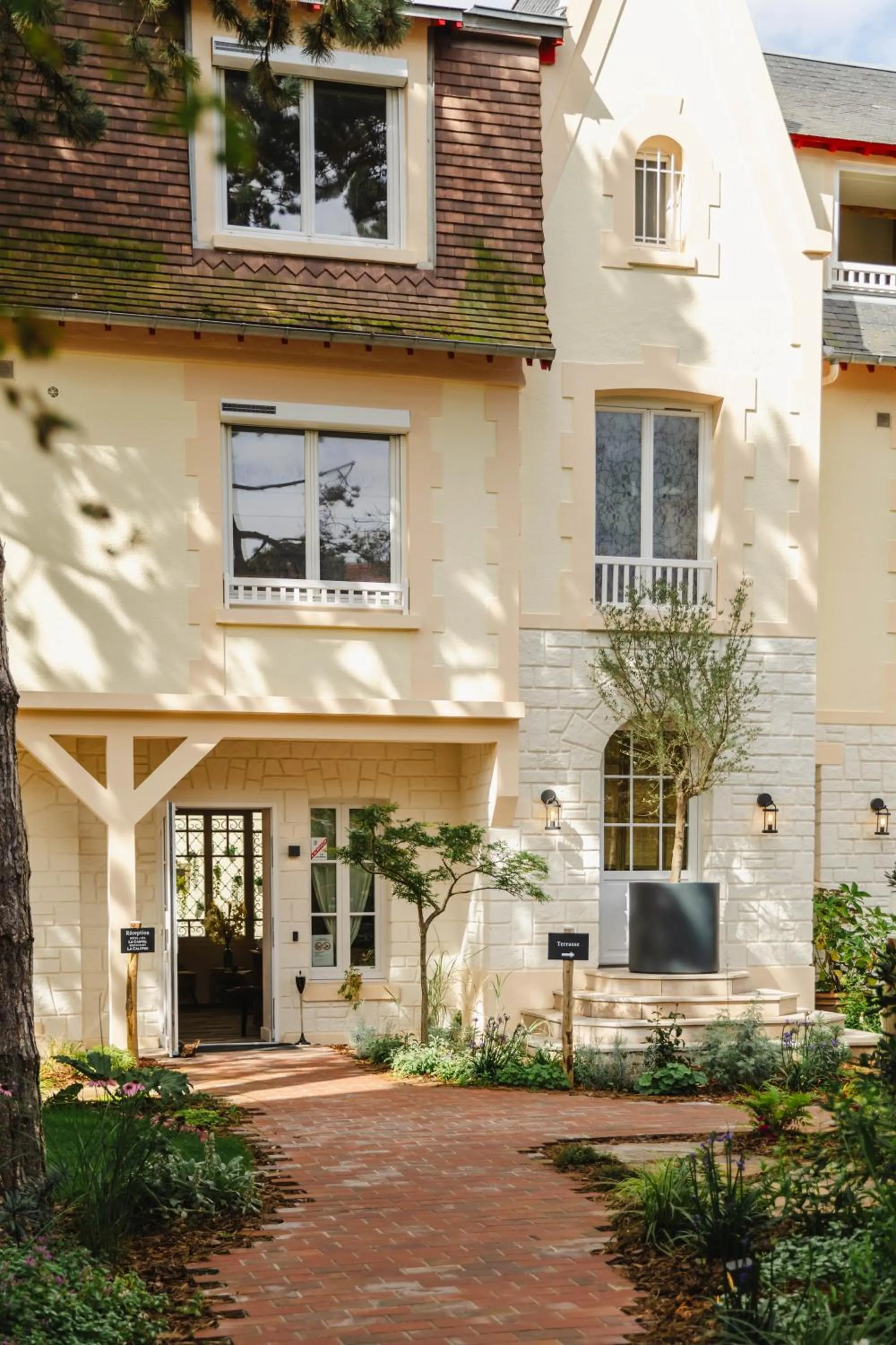 Property building in Le Castel Cabourg hôtel & SPA- Restaurant La Calypso