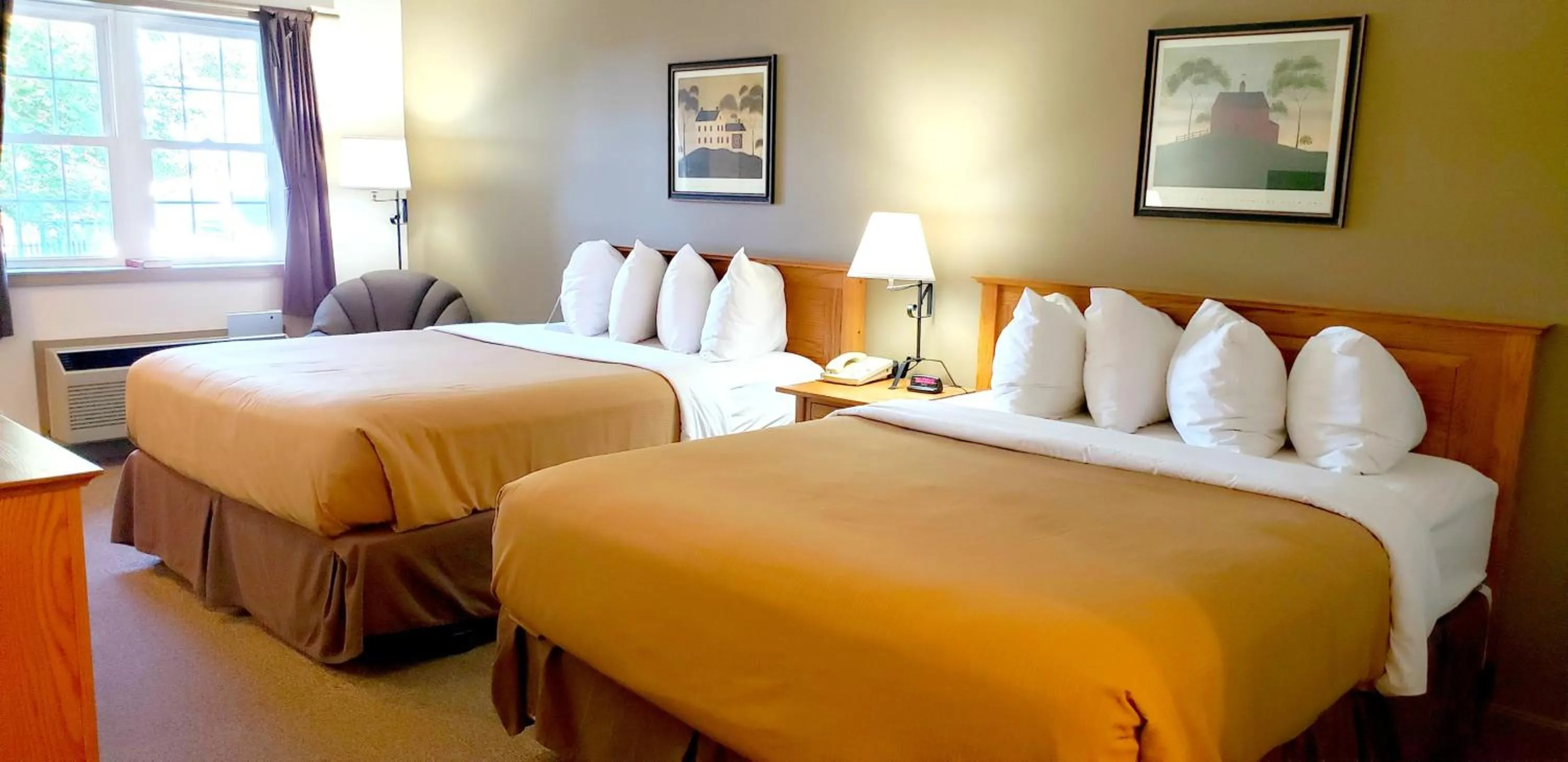 Photo of the whole room, Bed in Lodging on the Square