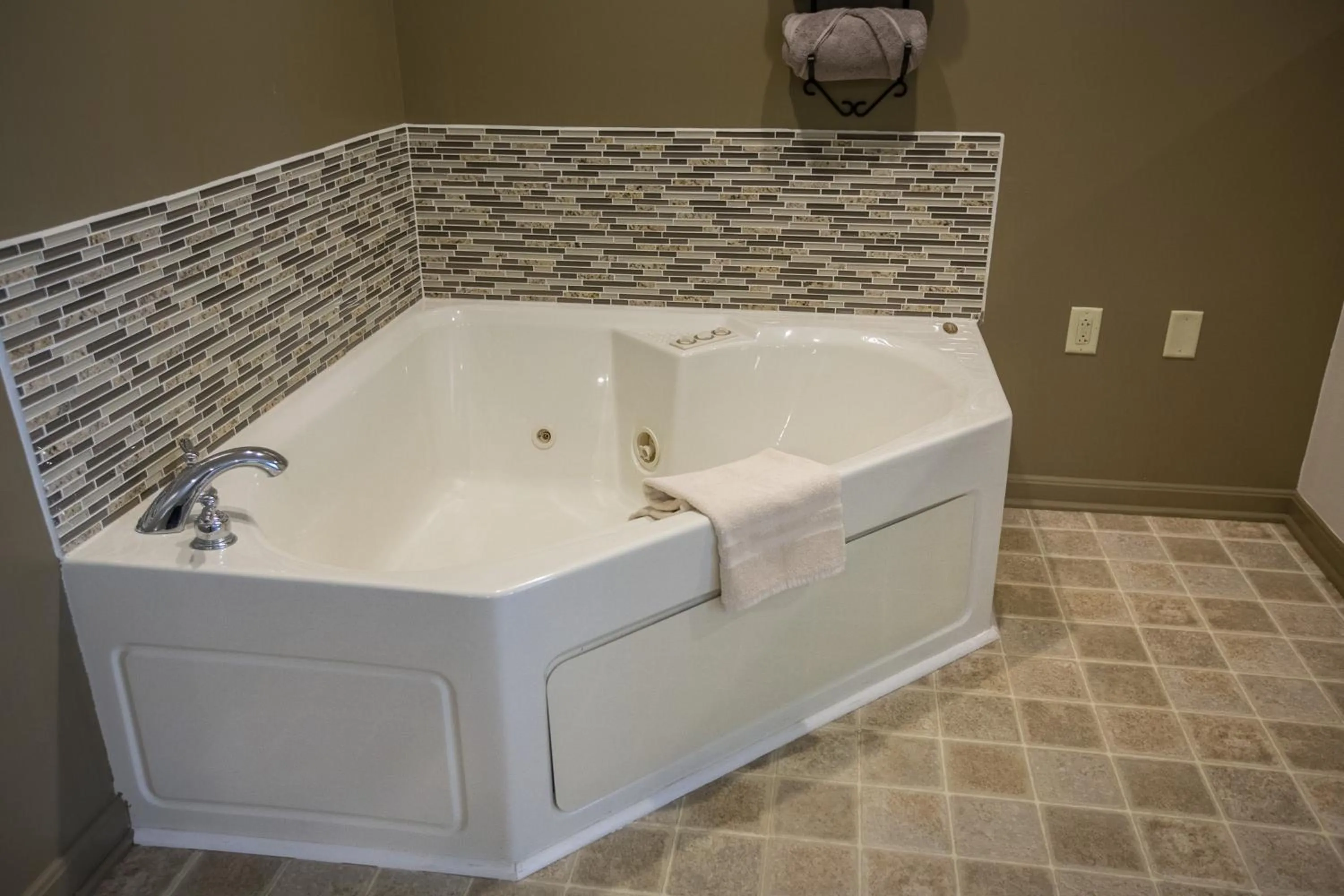 Hot Tub in Lodging on the Square