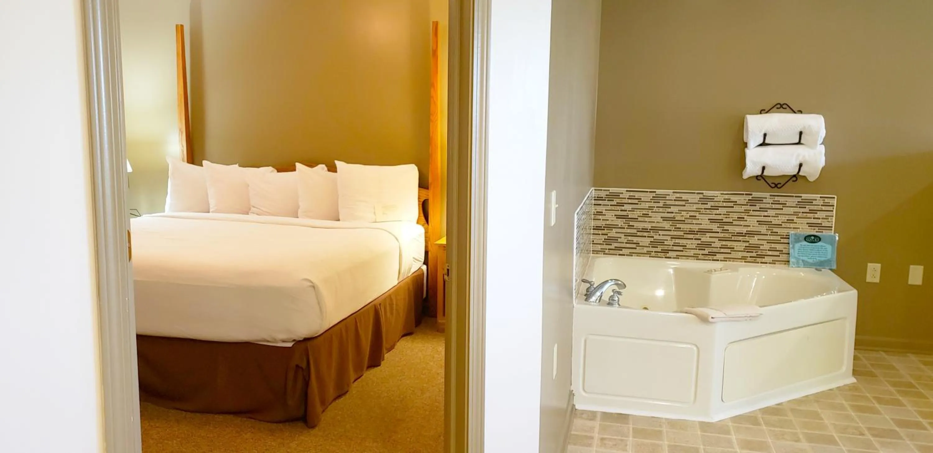 Hot Tub, Bed in Lodging on the Square