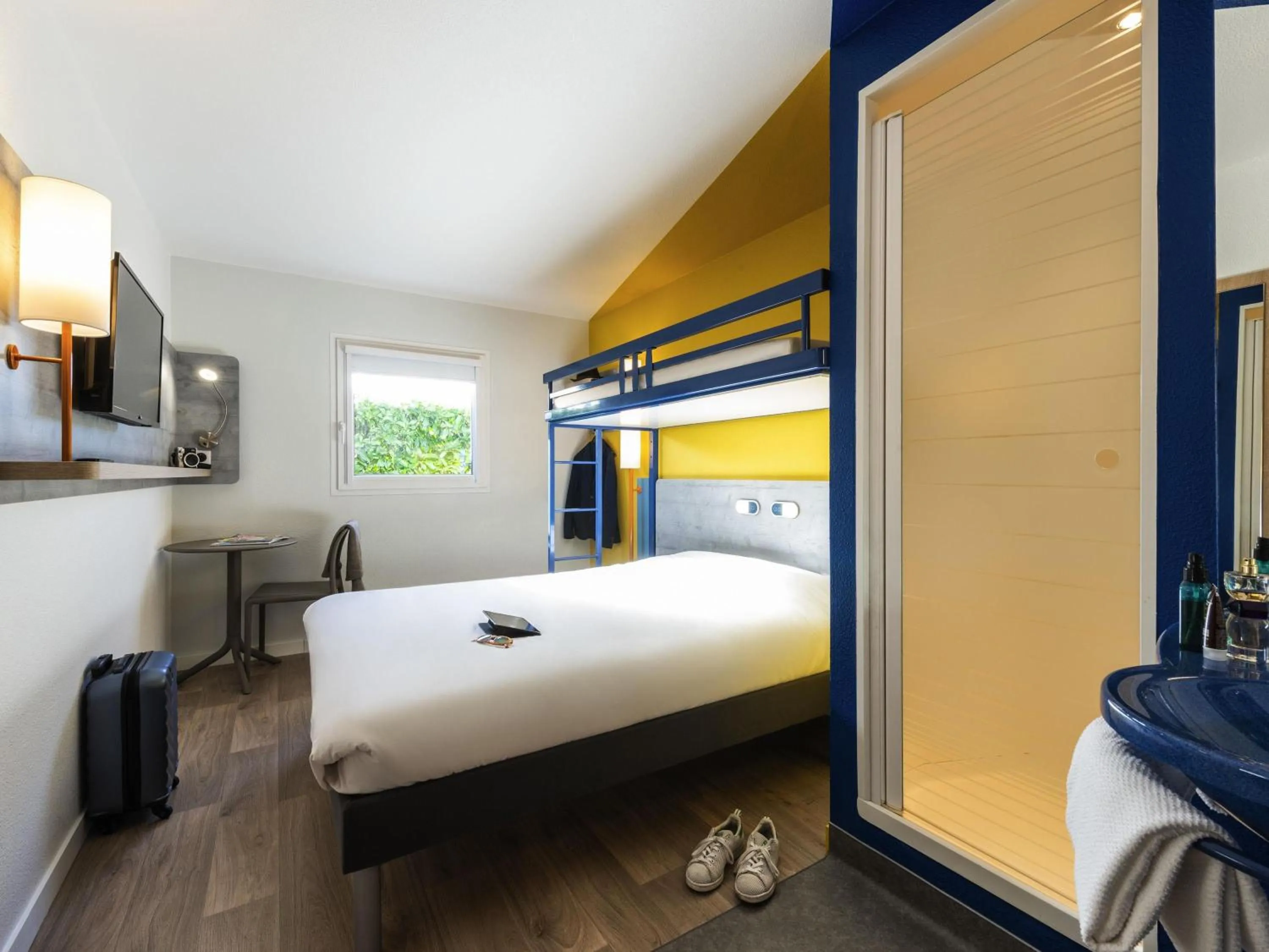 Bedroom, Bed in ibis budget Nuits Saint Georges