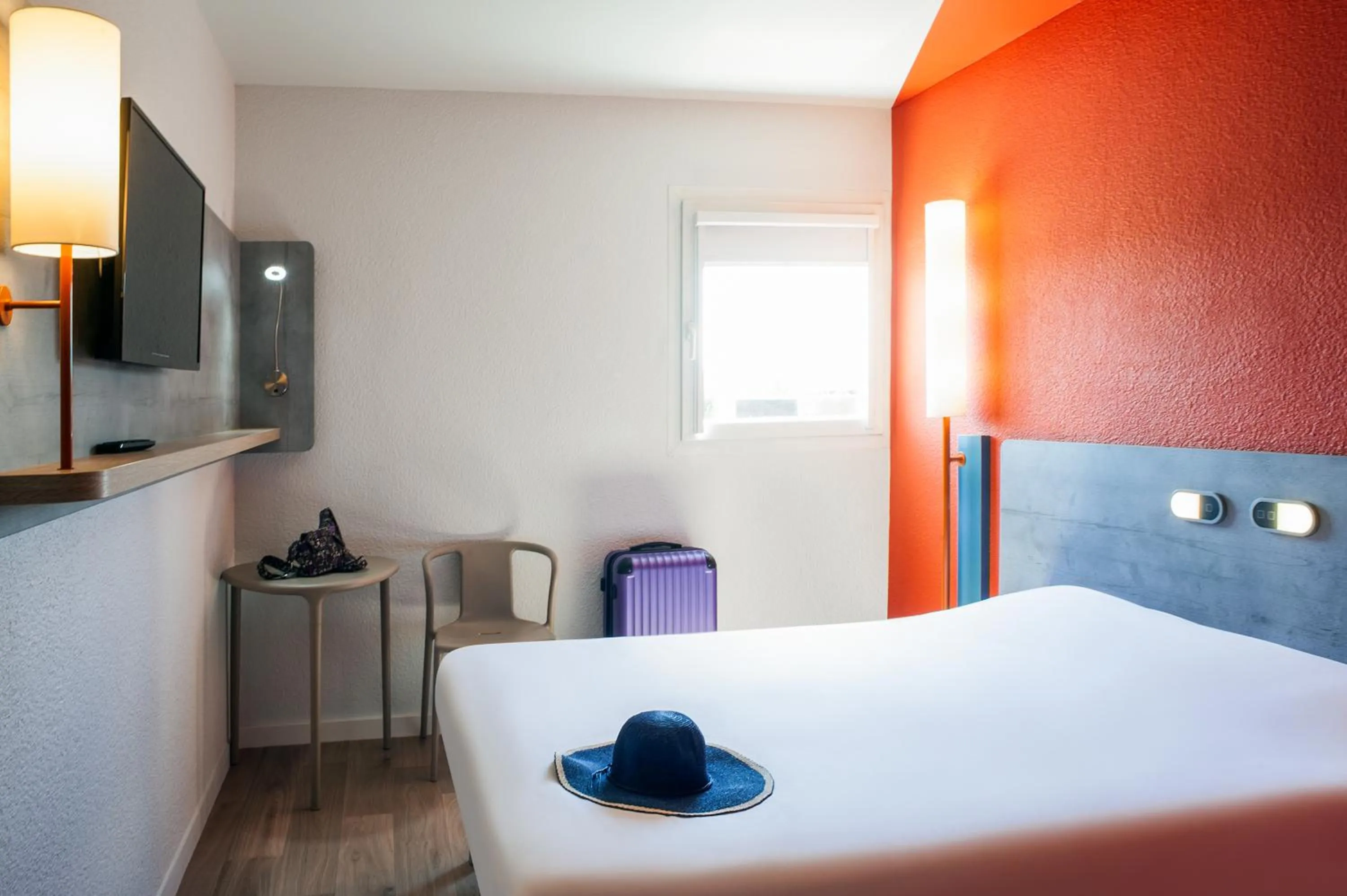 Bedroom, Bed in ibis budget Nuits Saint Georges