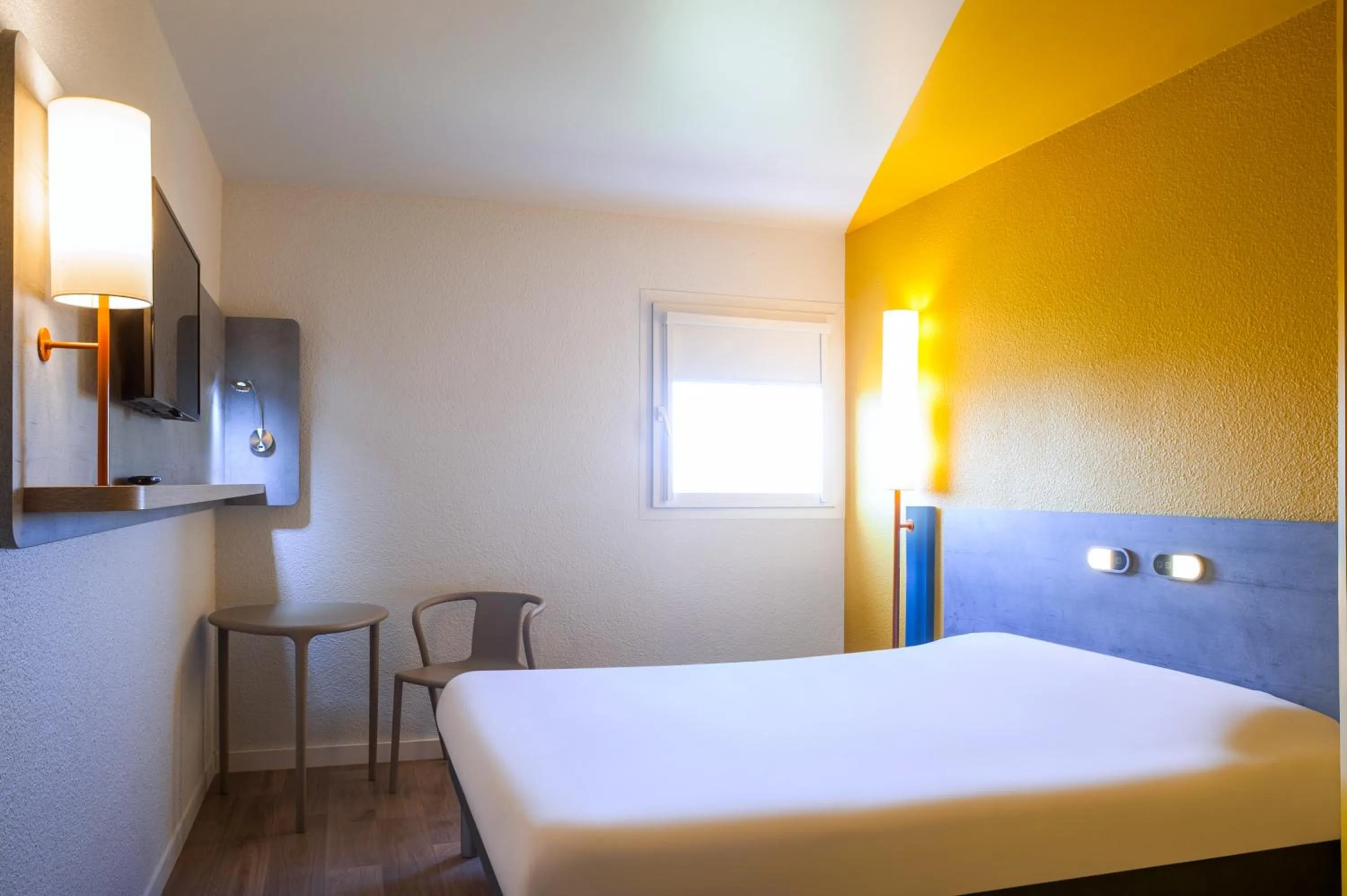 Bedroom, Bed in ibis budget Nuits Saint Georges