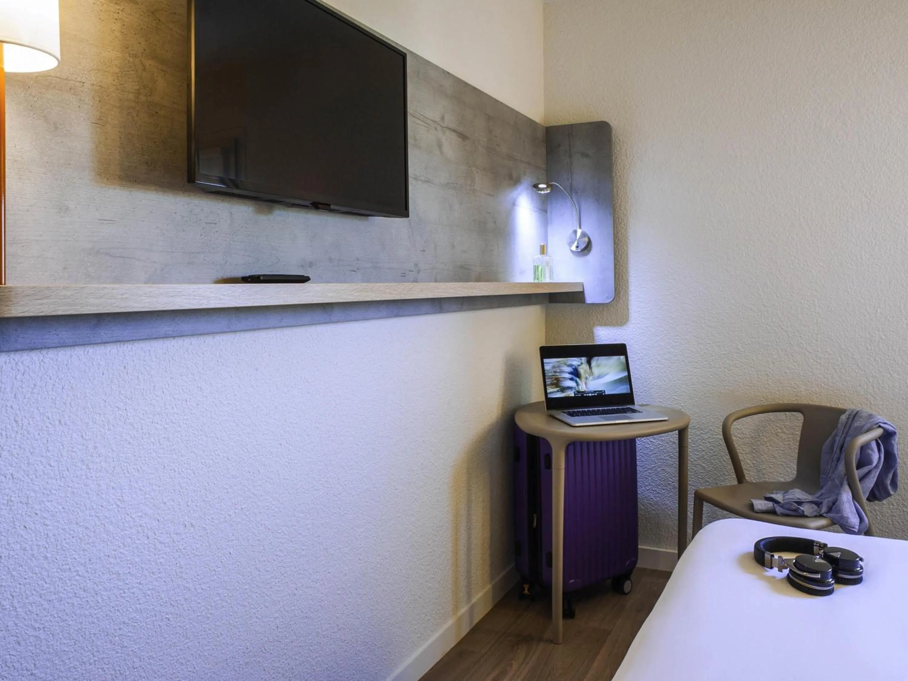 Bedroom, Bed in ibis budget Nuits Saint Georges