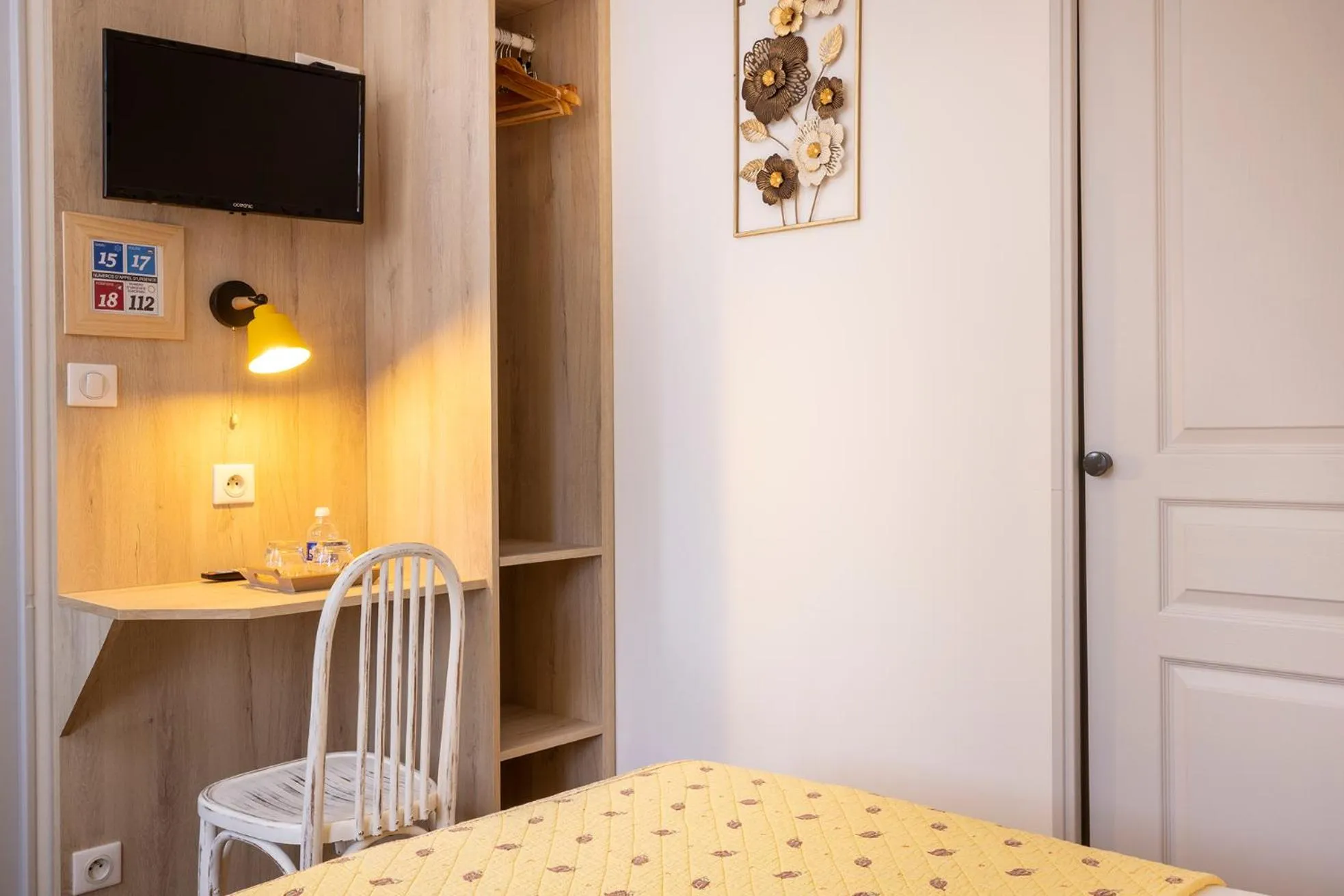 Bed in Hôtel de Lion sur Mer