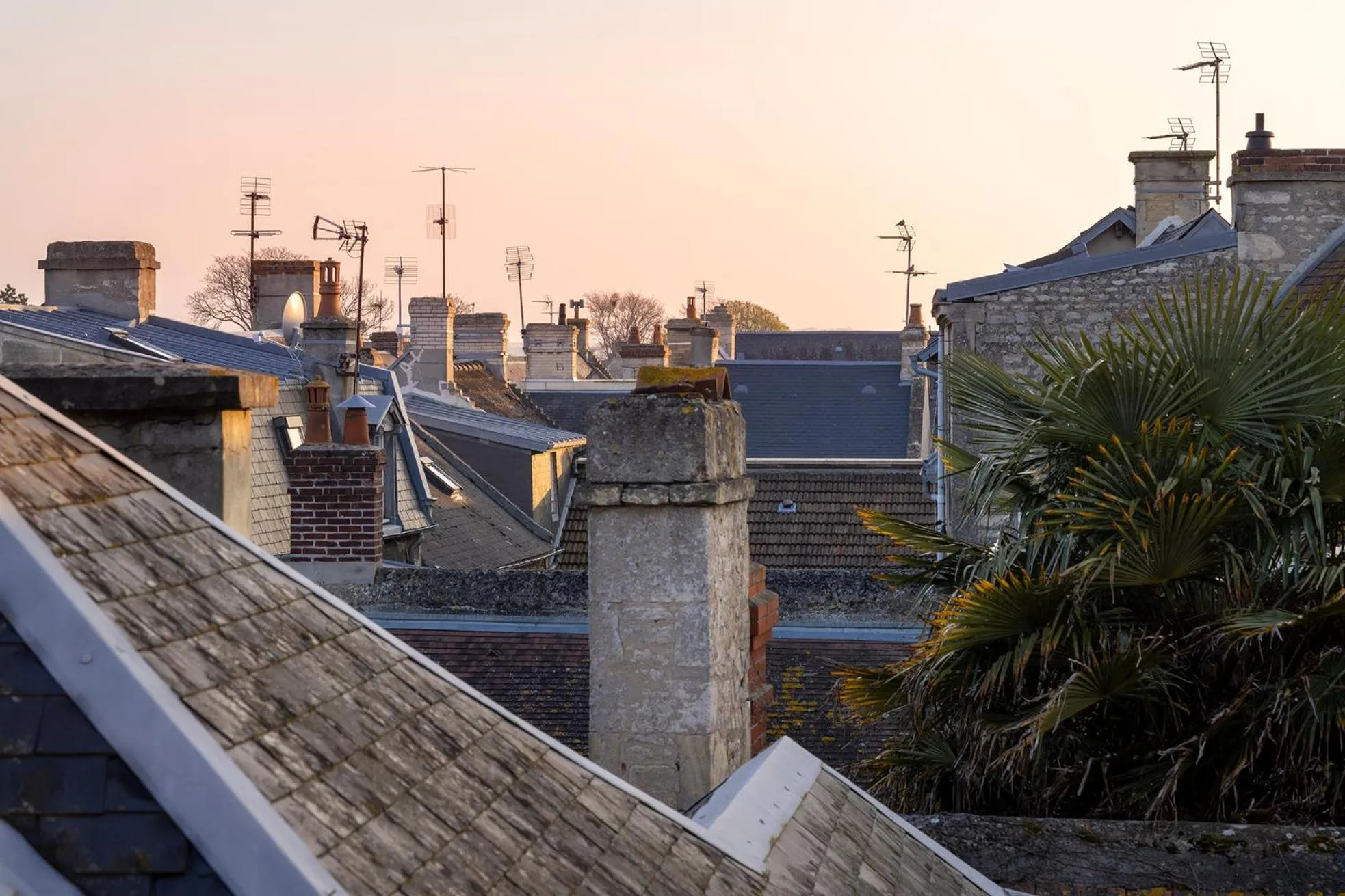City view in Hôtel de Lion sur Mer
