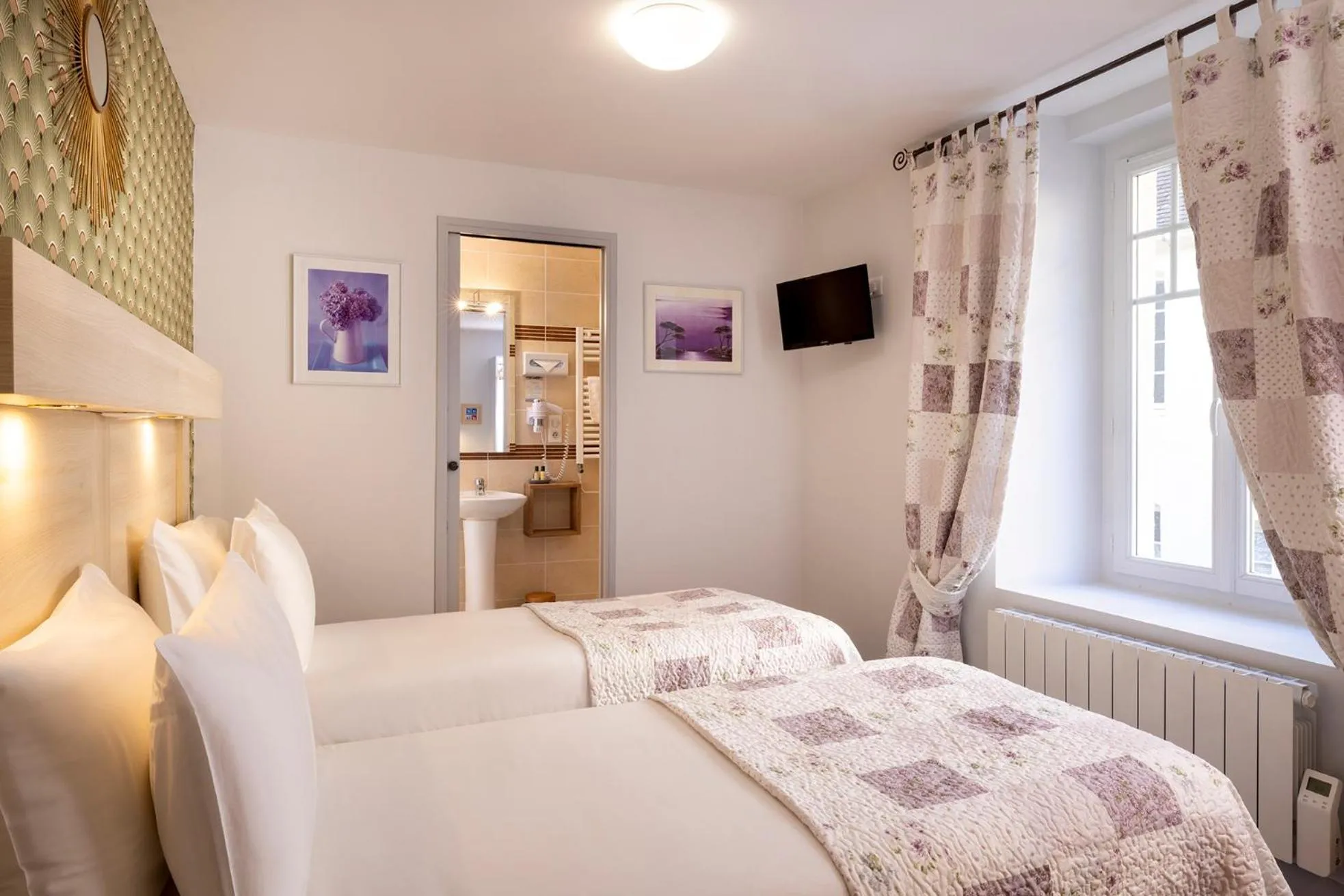 Restaurant/places to eat, Bed in Hôtel de Lion sur Mer