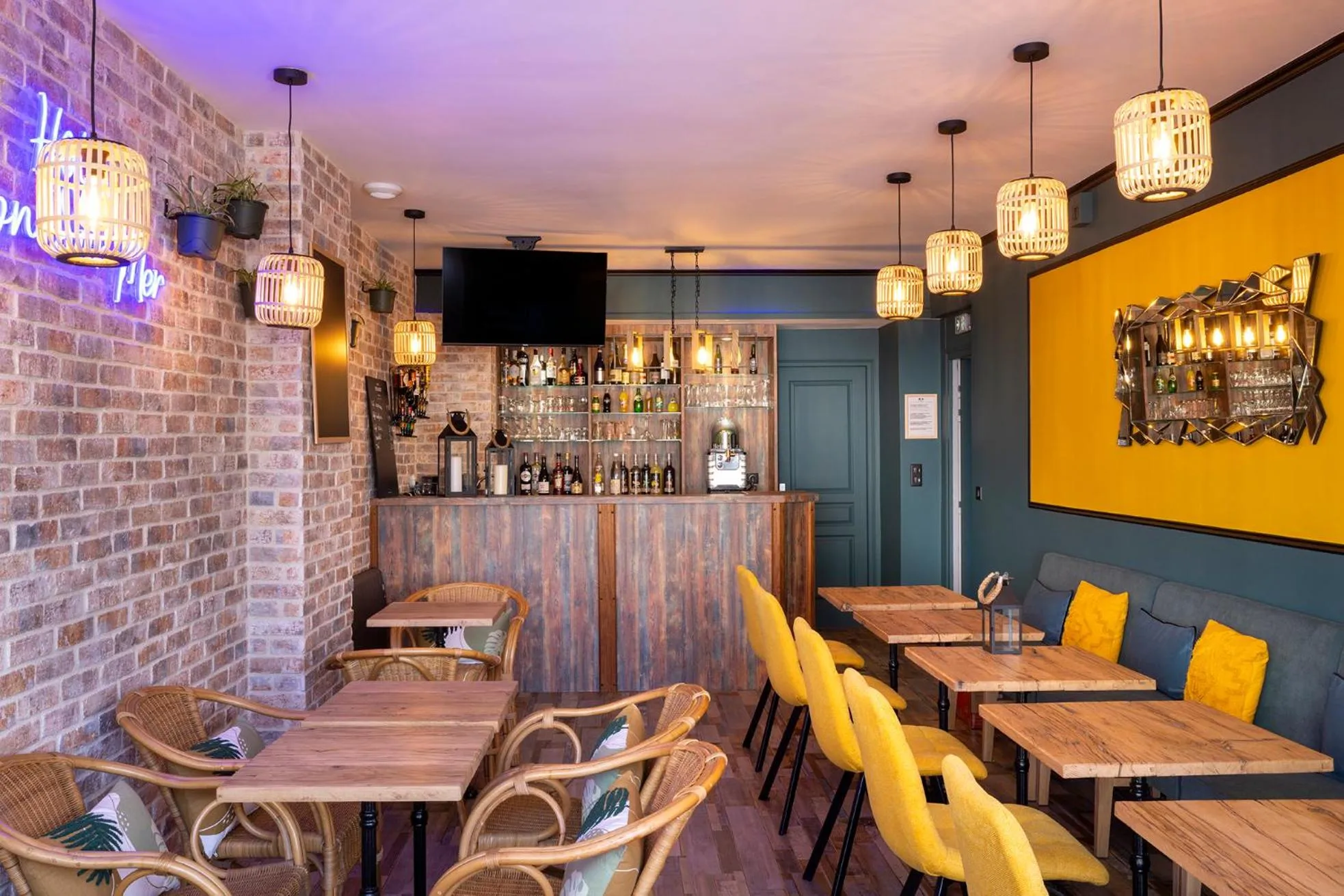 Lounge or bar in Hôtel de Lion sur Mer