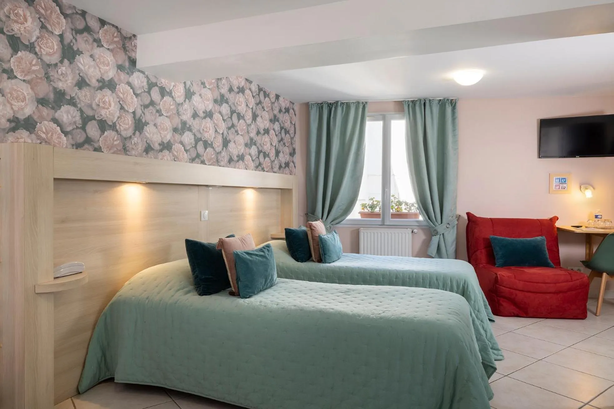 Shower, Bed in Hôtel de Lion sur Mer