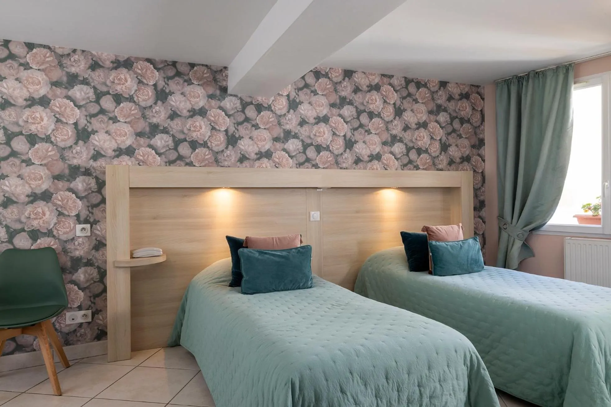 Bathroom, Bed in Hôtel de Lion sur Mer