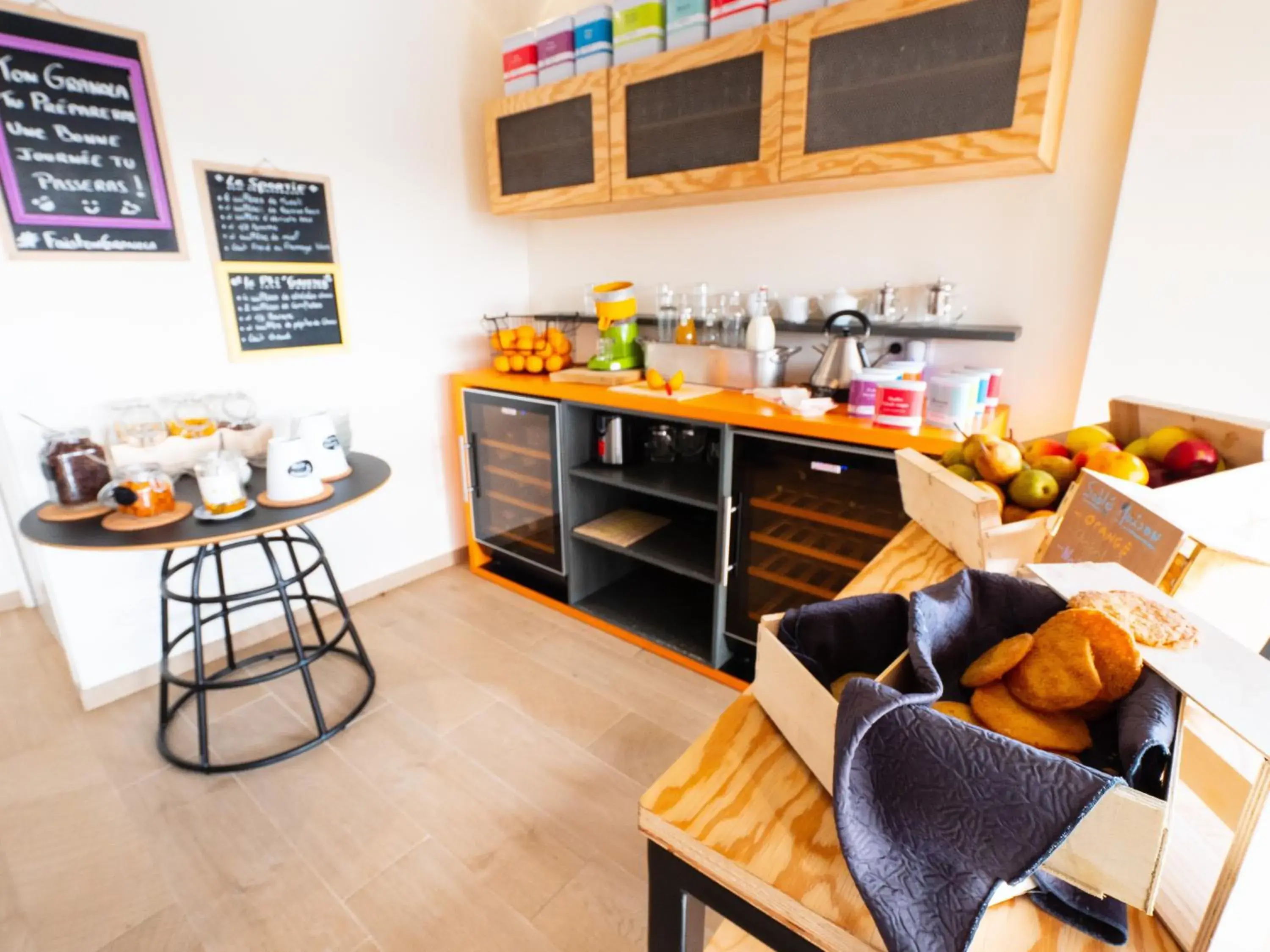 Food and drinks in greet Hotel Beaune Food and drinks in greet Hotel Beaune