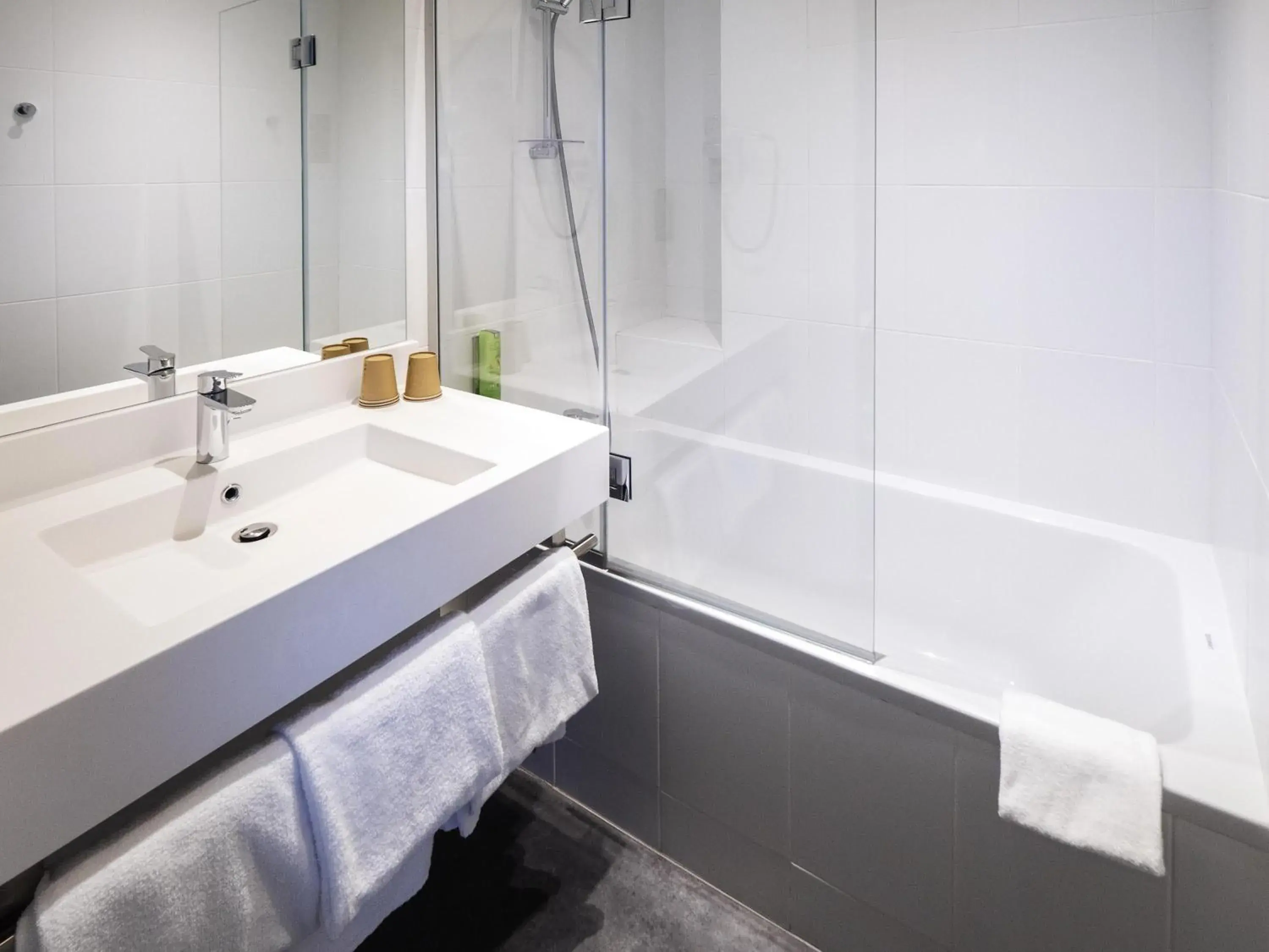 Bedroom in greet Hotel Beaune Bedroom in greet Hotel Beaune