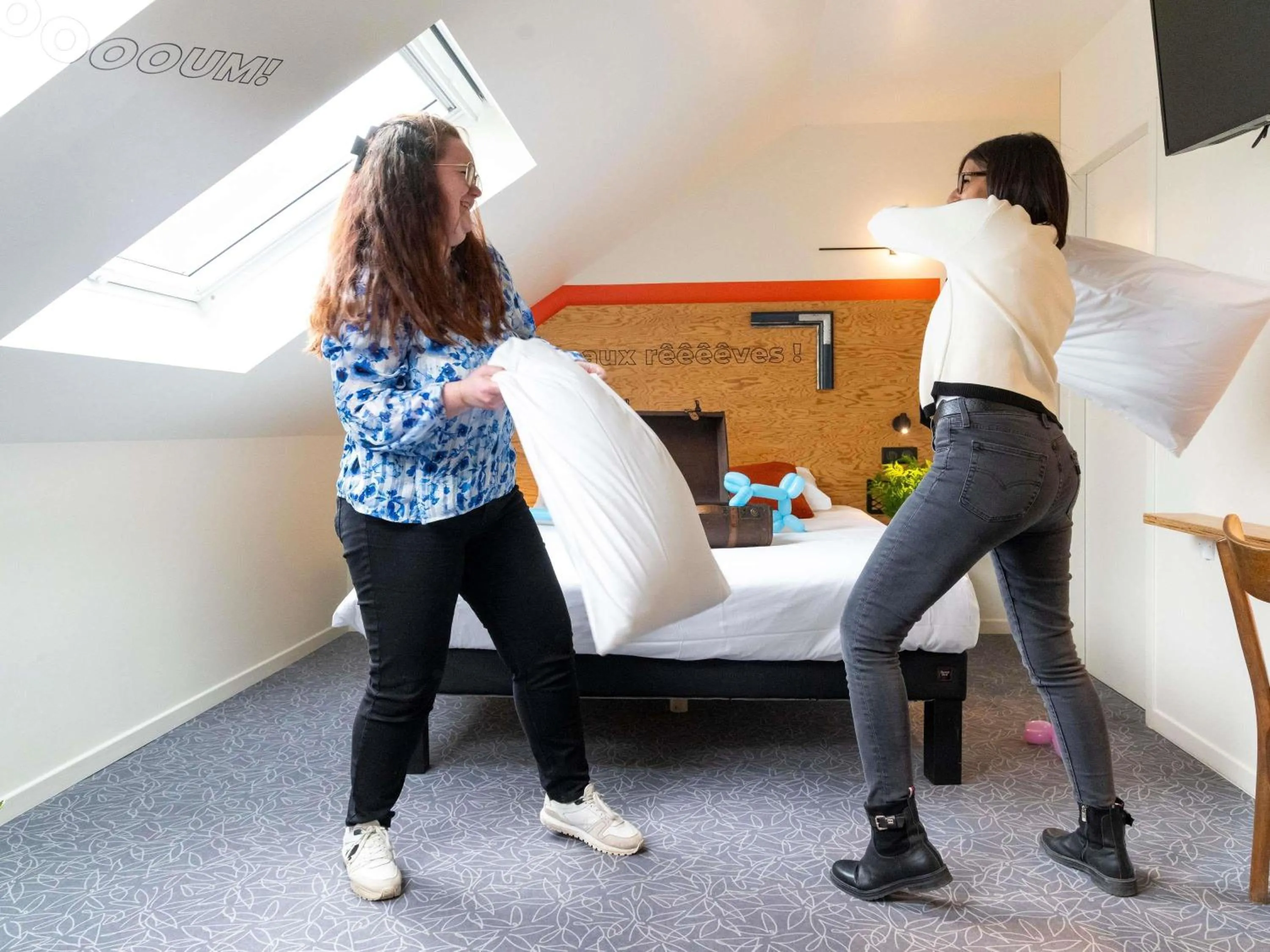 Bedroom, Bed in greet Hotel Beaune