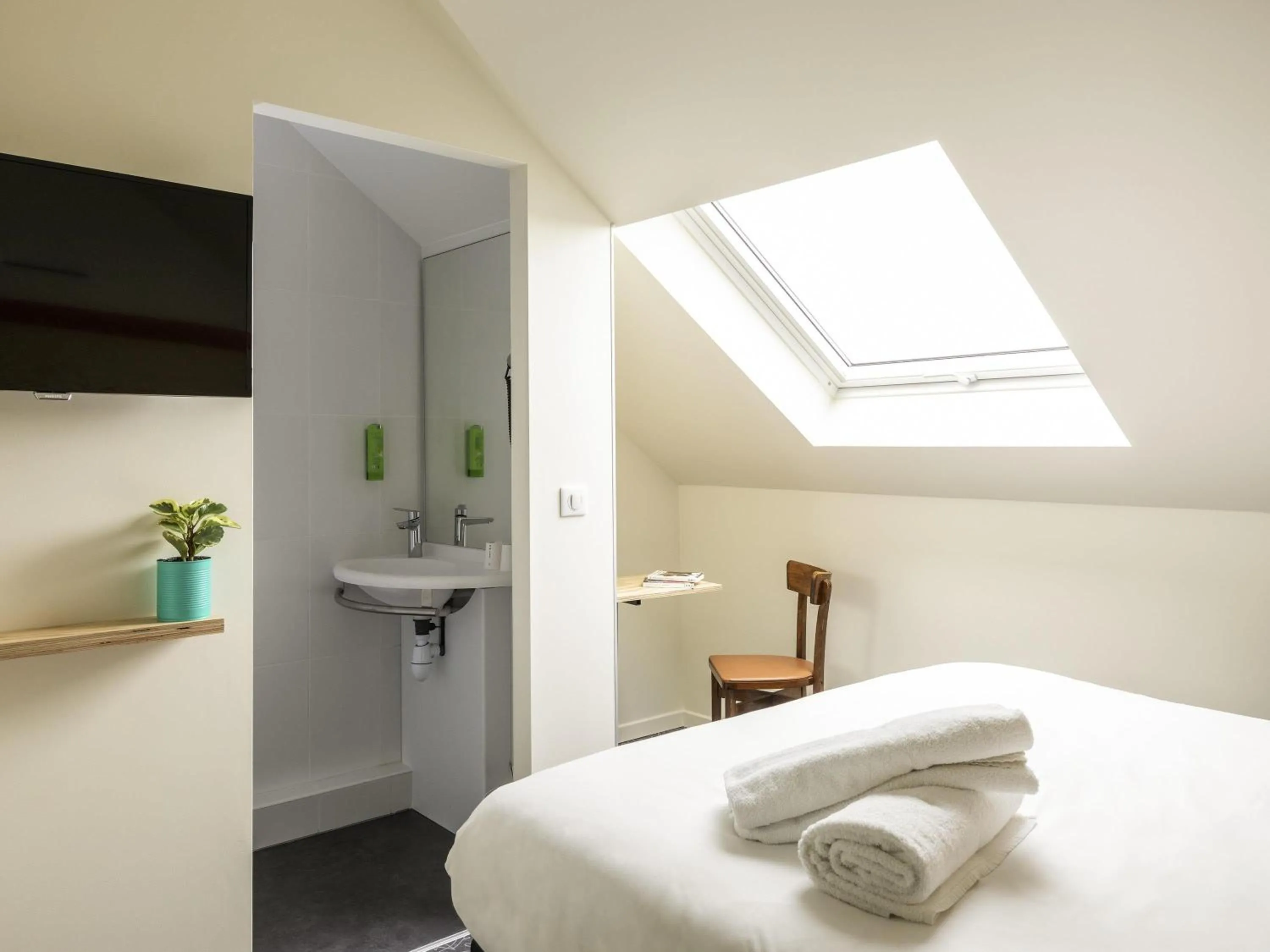 Bedroom, Bed in greet Hotel Beaune