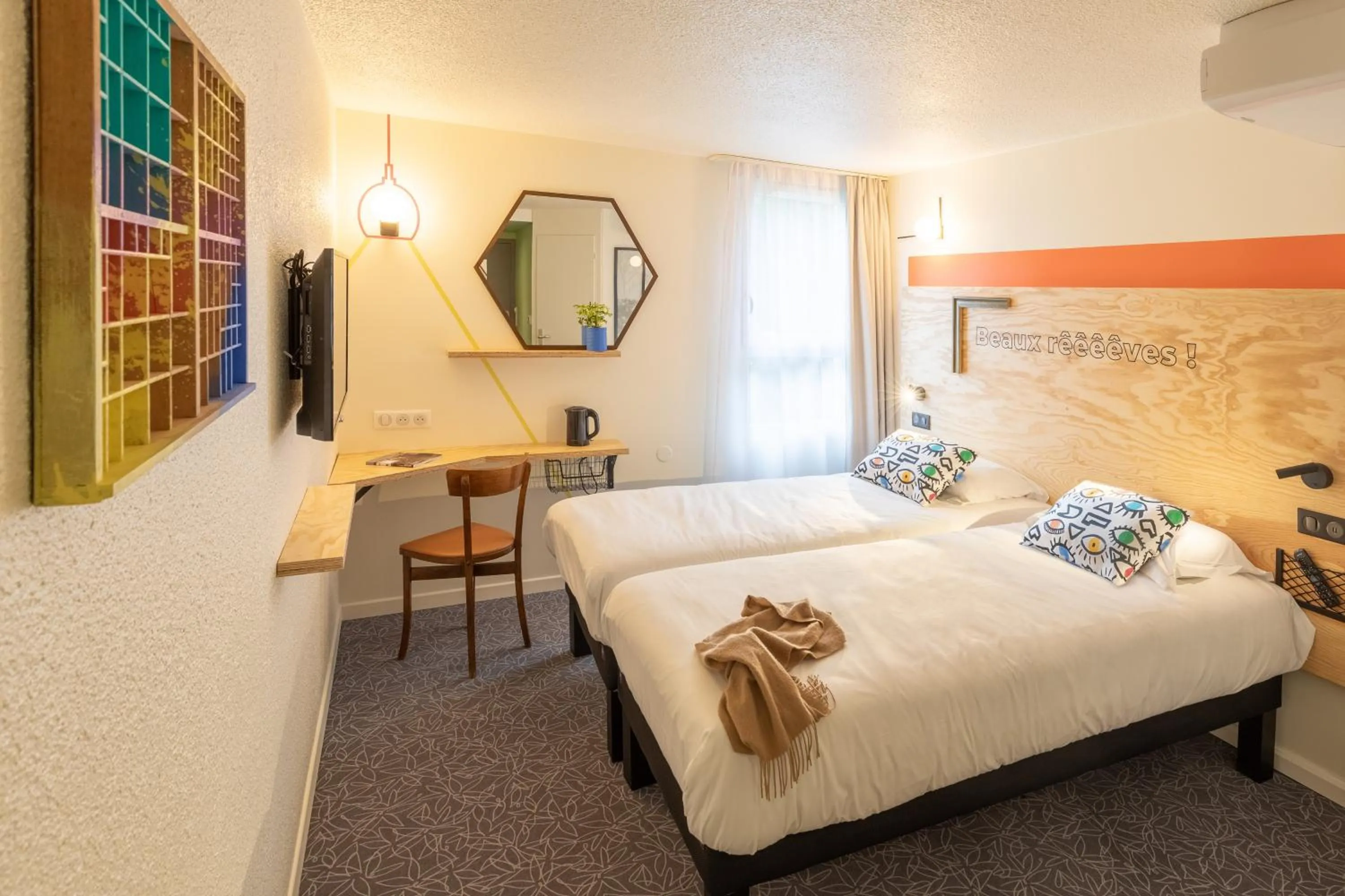 Bedroom, Bed in greet Hotel Beaune