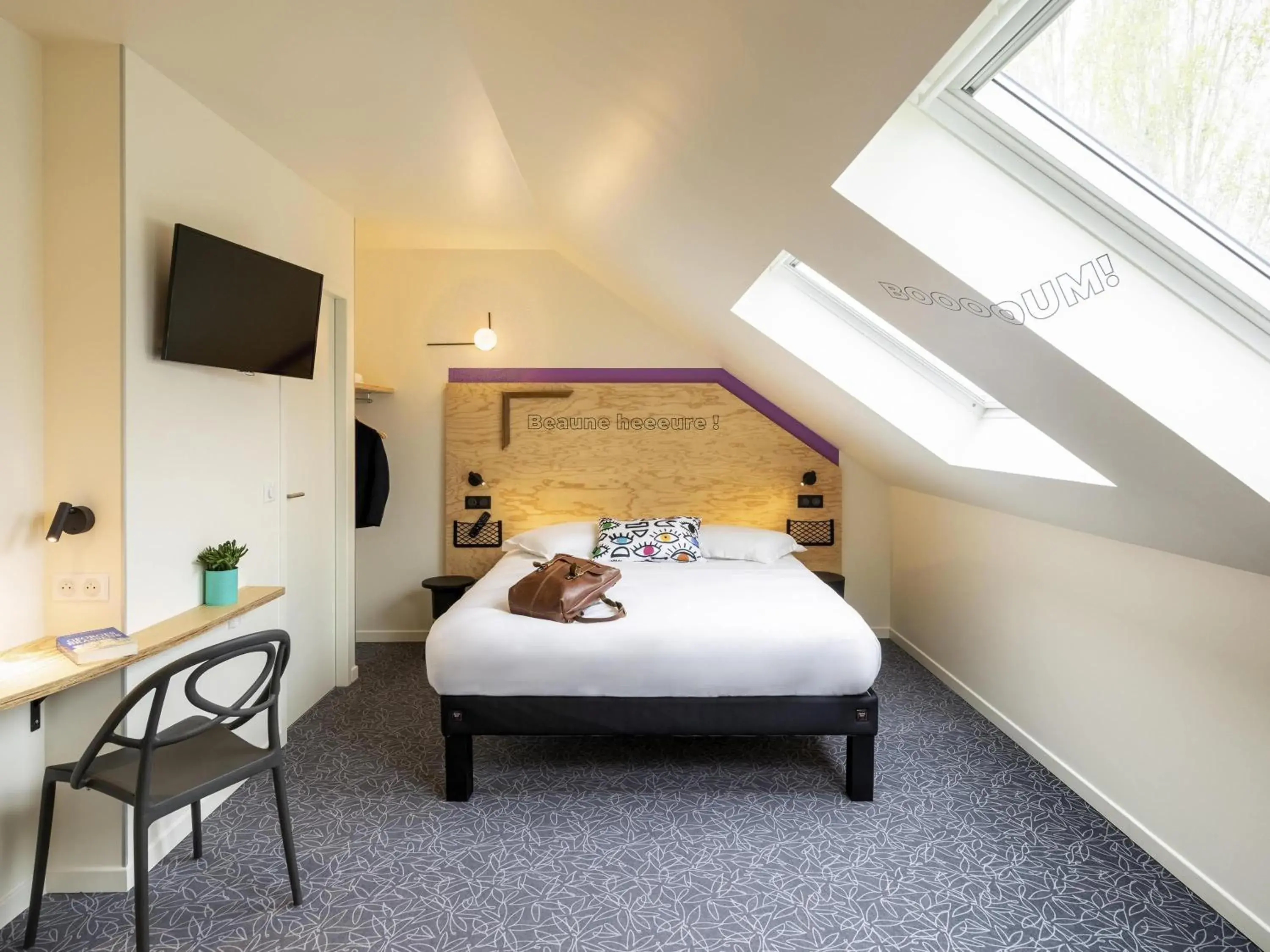 Bedroom, Bed in greet Hotel Beaune Bedroom, Bed in greet Hotel Beaune