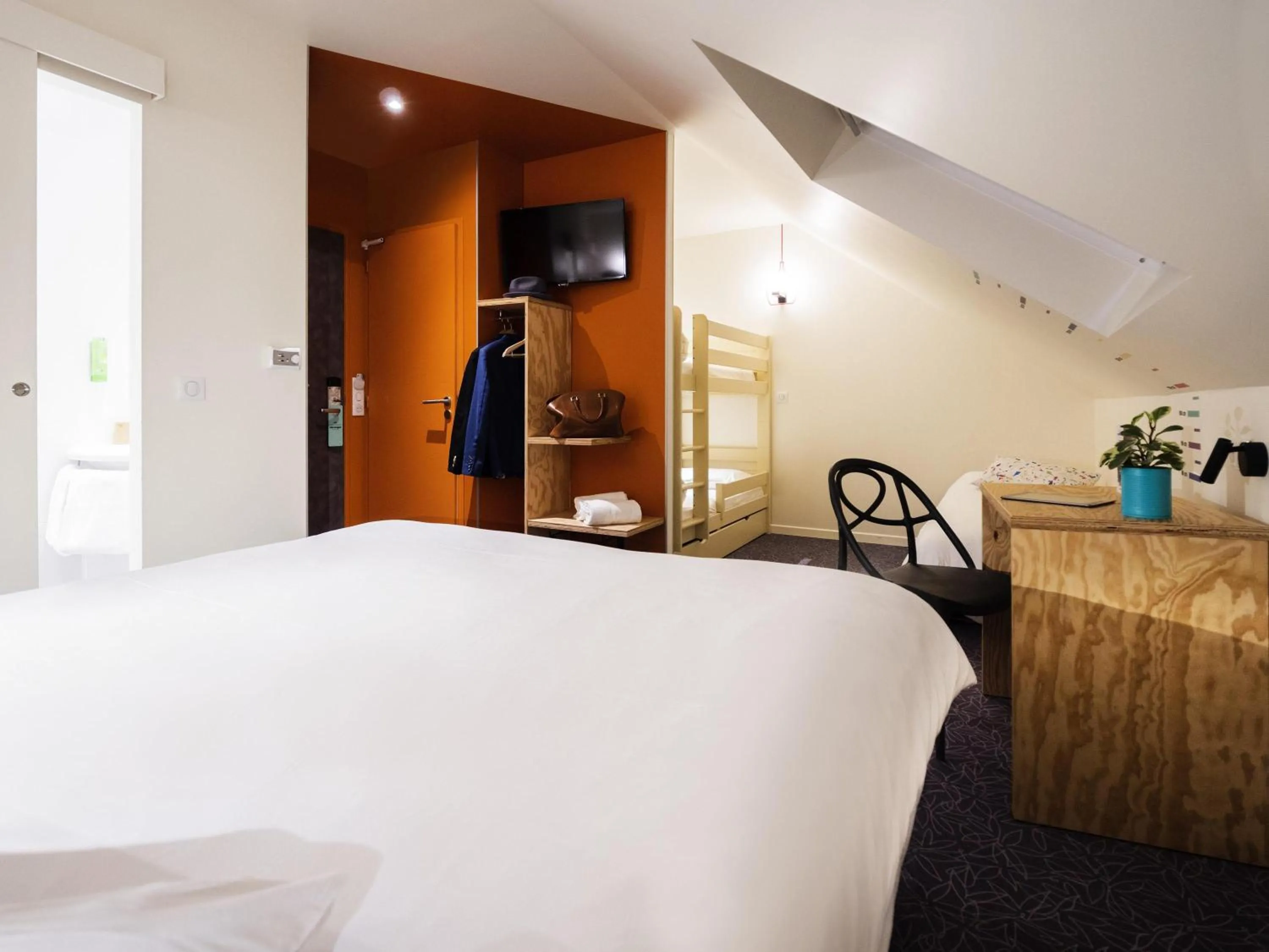 Bedroom, Bed in greet Hotel Beaune