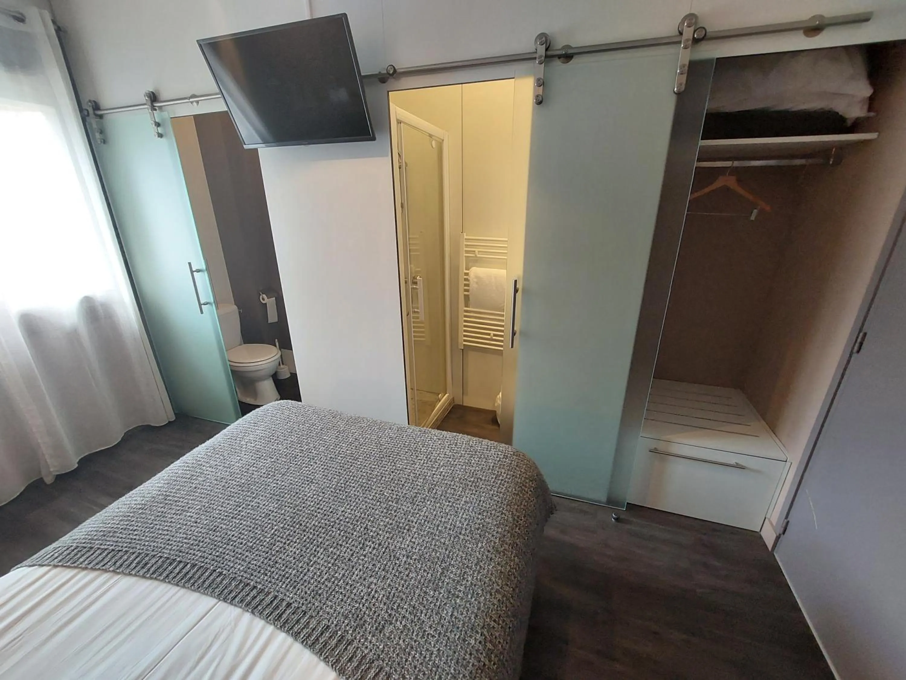 Bed in Chez Terrassier - Logis Hôtels - Hotel et Restaurant