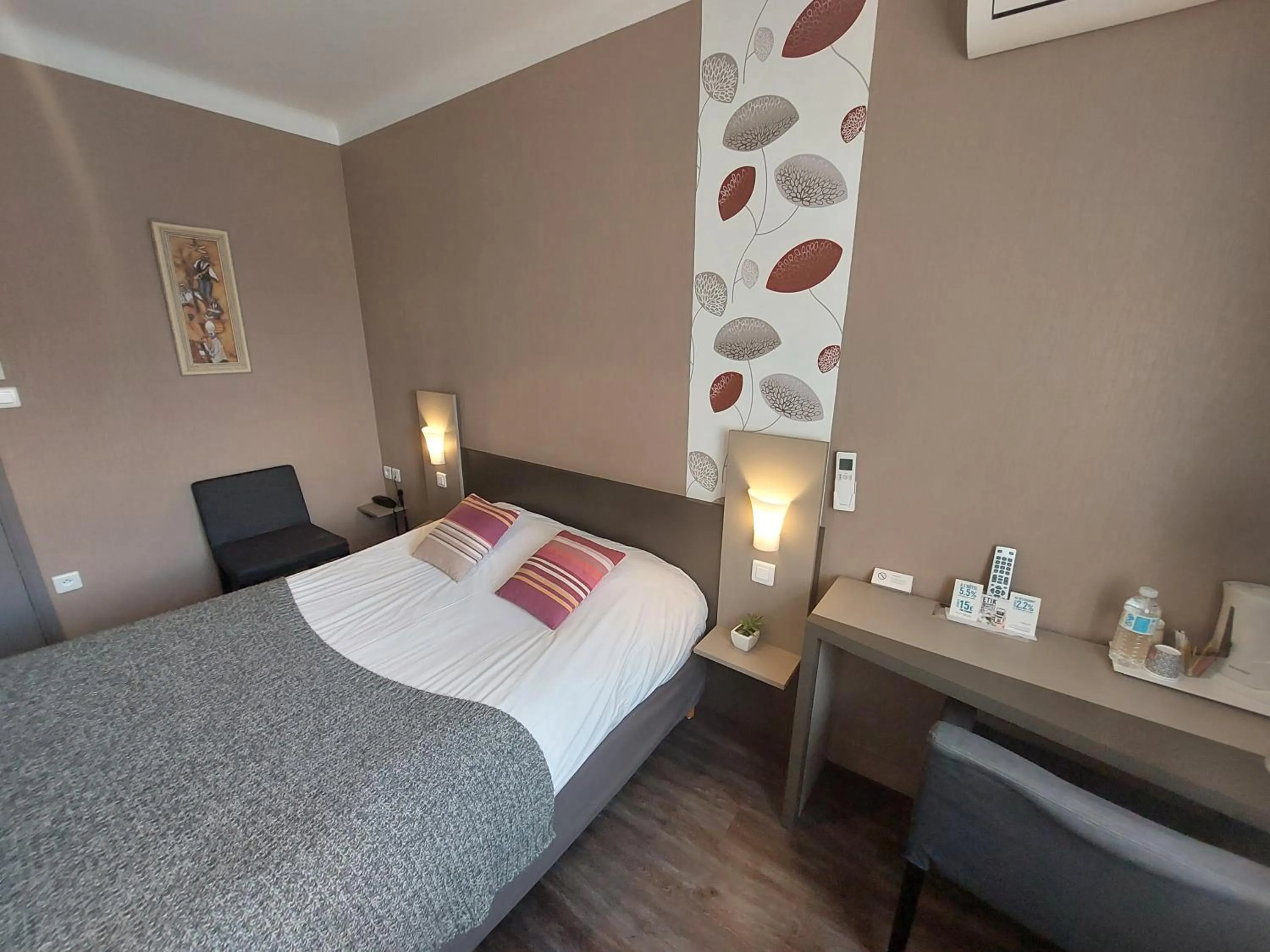 Bed in Chez Terrassier - Logis Hôtels - Hotel et Restaurant