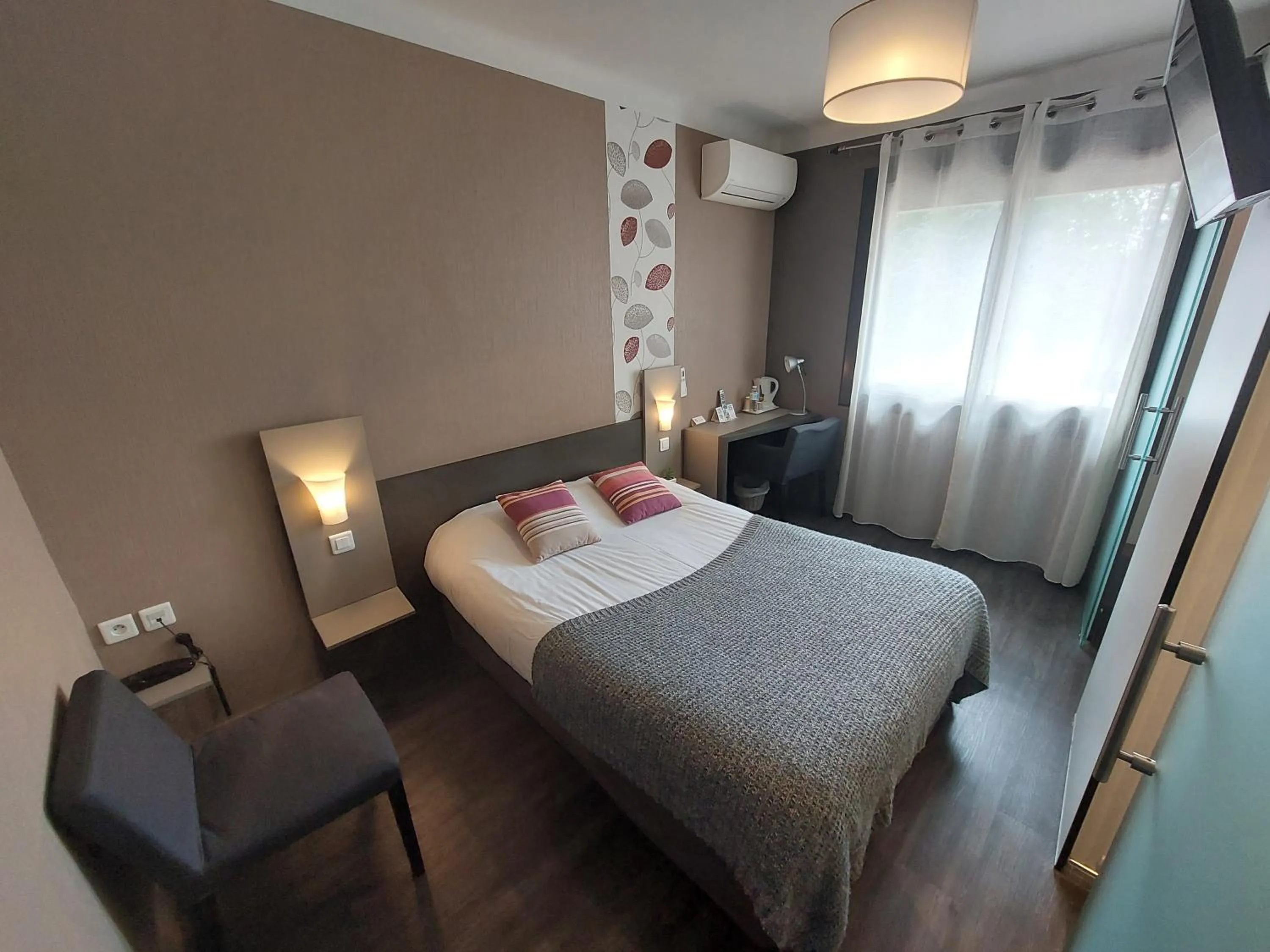 Bed in Chez Terrassier - Logis Hôtels - Hotel et Restaurant