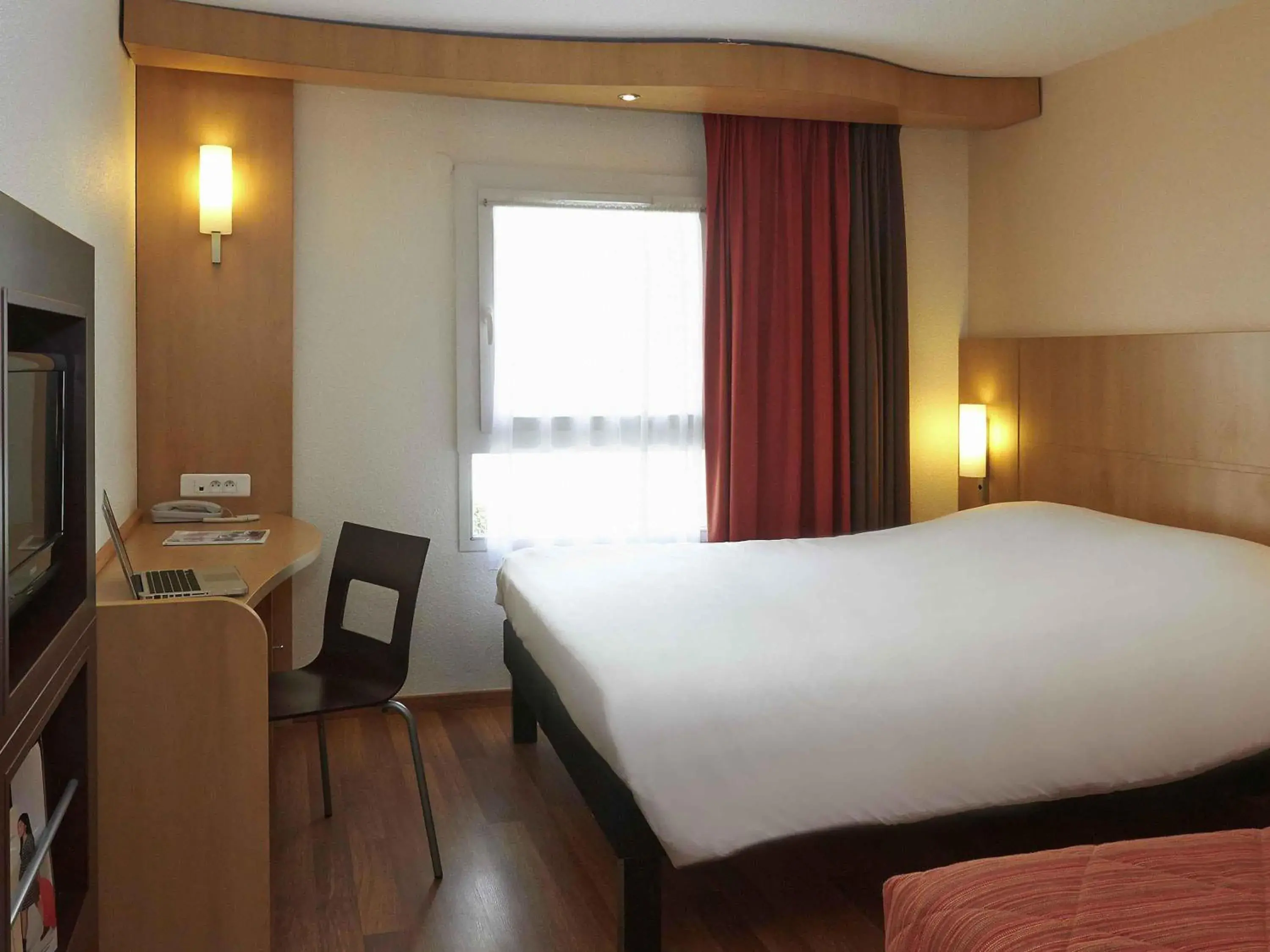 Bedroom, Bed in ibis Beaune Centre Bedroom, Bed in ibis Beaune Centre