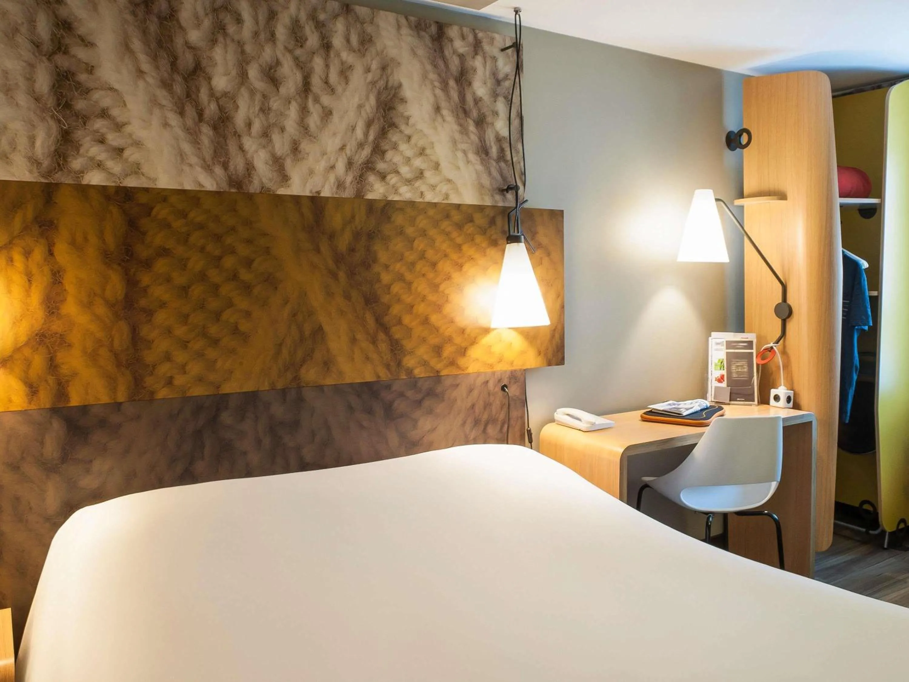 Bedroom, Bed in ibis Beaune Centre