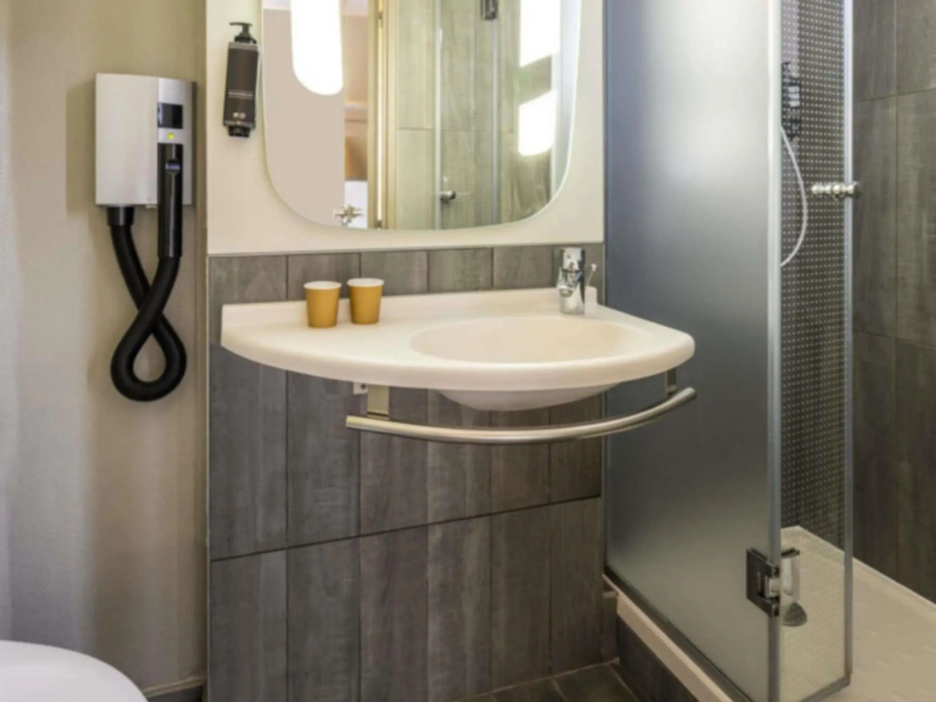 Bedroom in ibis Beaune Centre Bedroom in ibis Beaune Centre