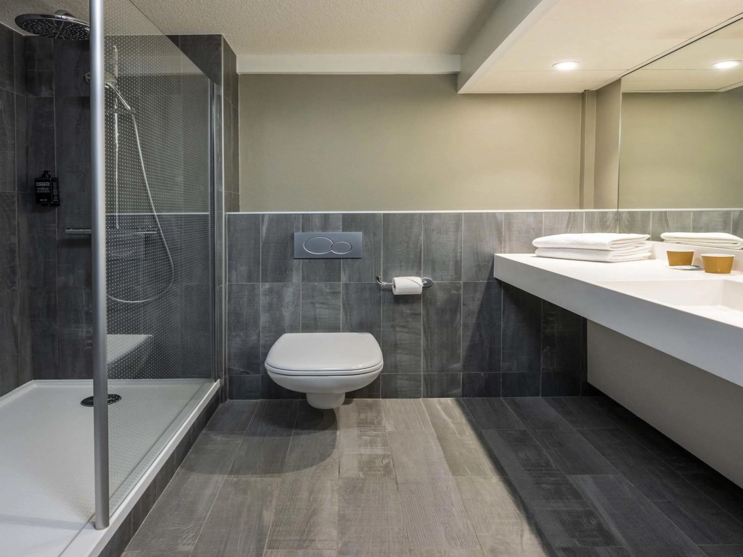 Bedroom in ibis Beaune Centre