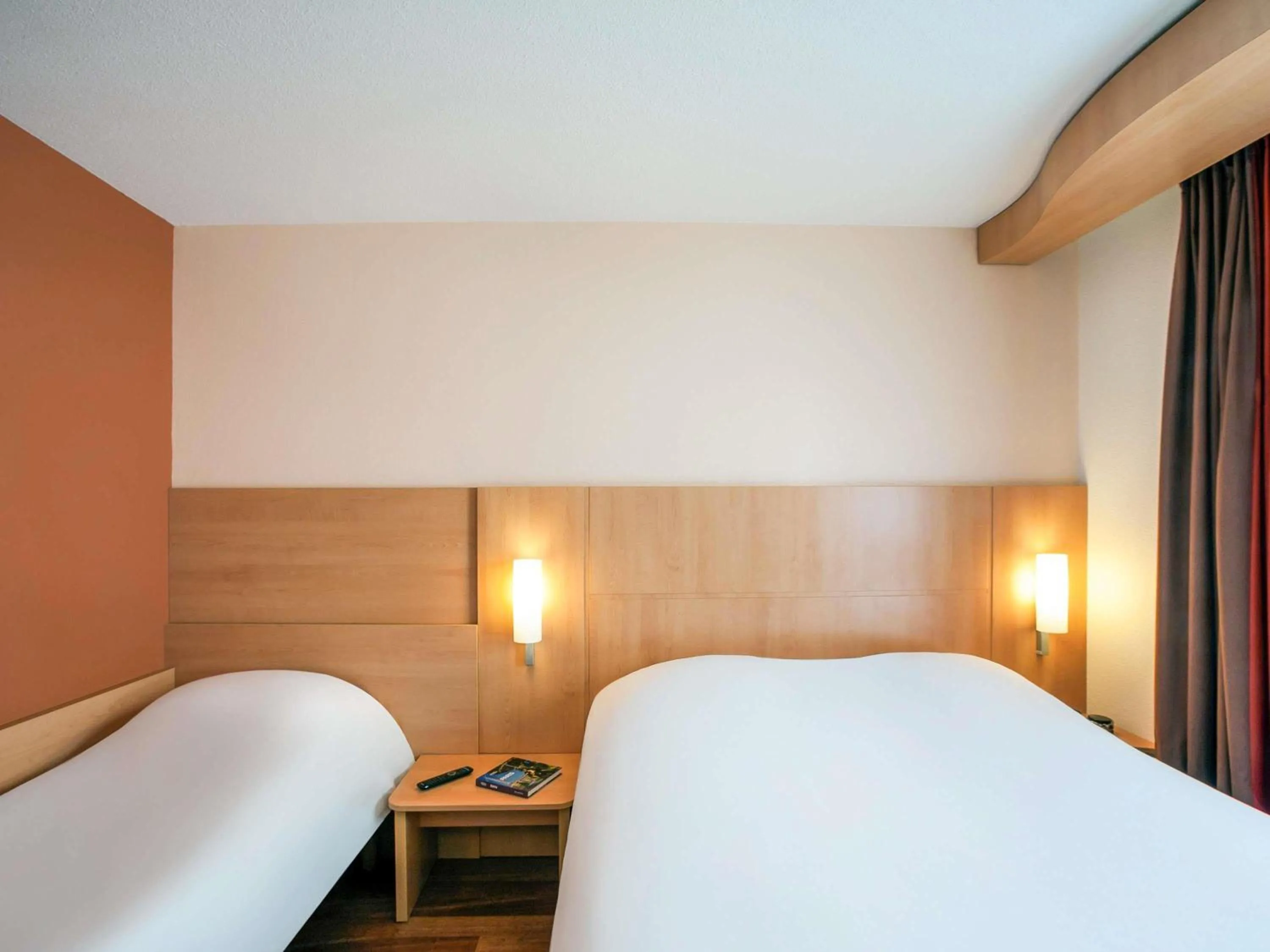 Bedroom, Bed in ibis Beaune Centre