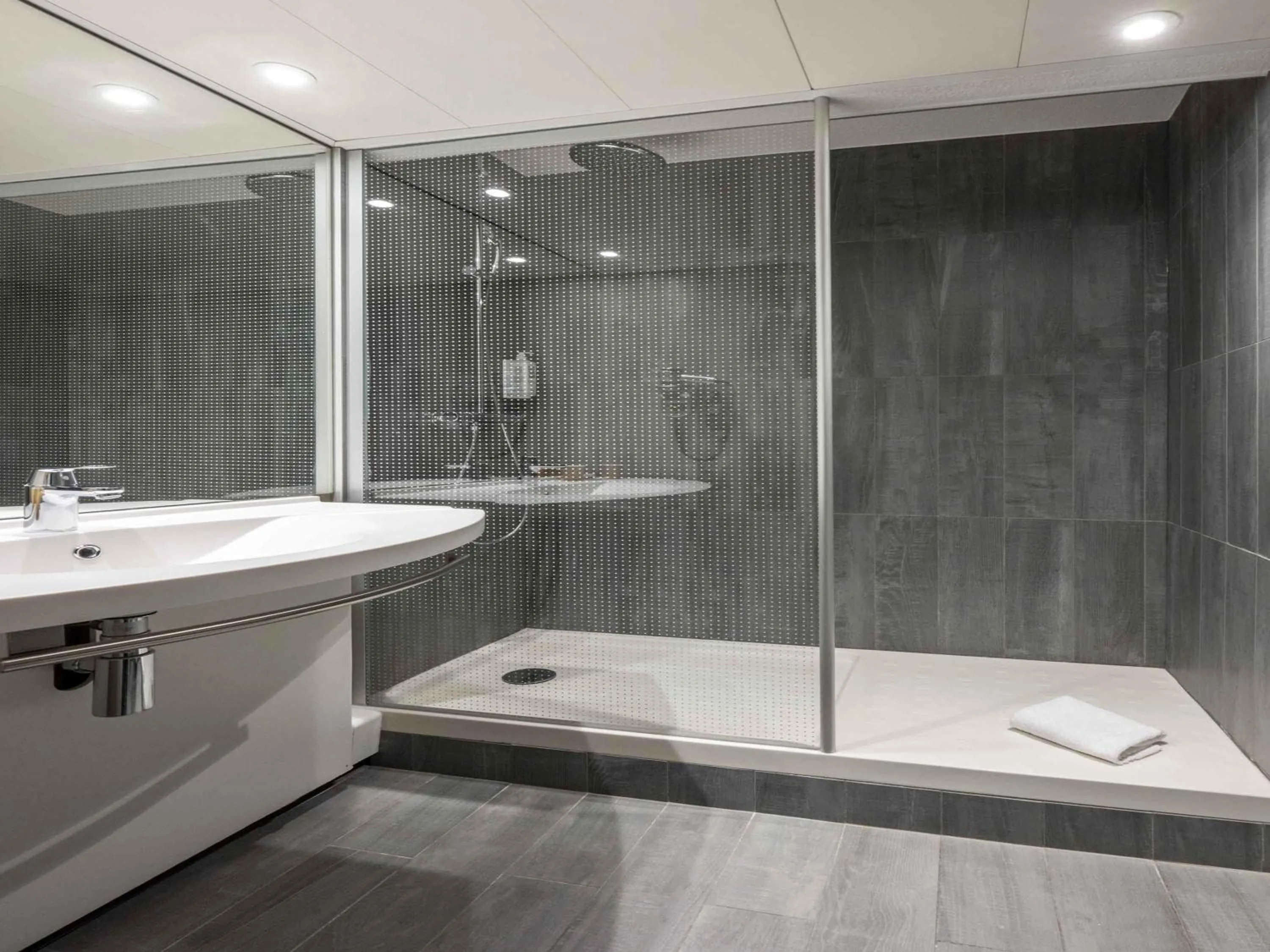 Bedroom in ibis Beaune Centre