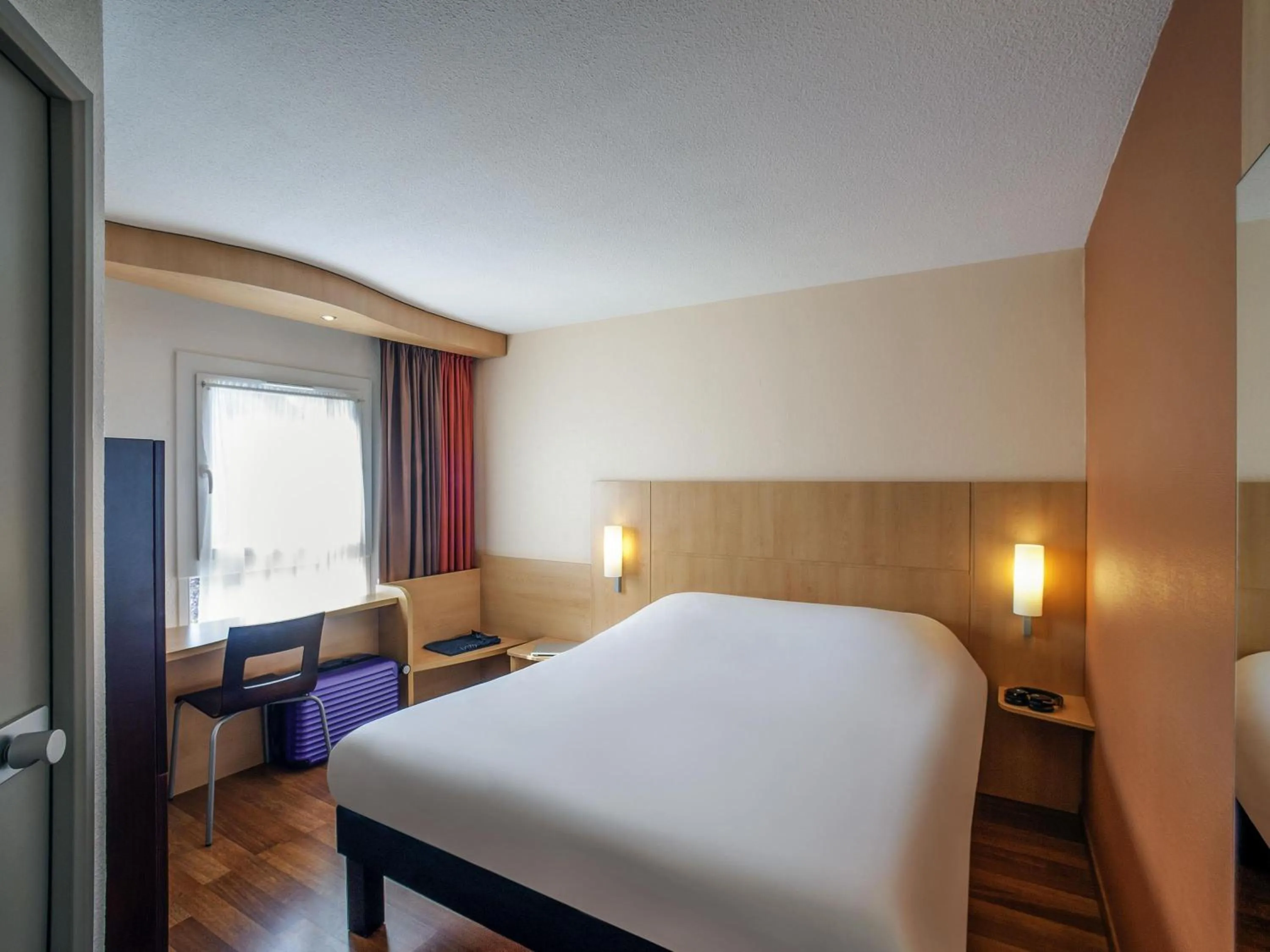 Bedroom, Bed in ibis Beaune Centre