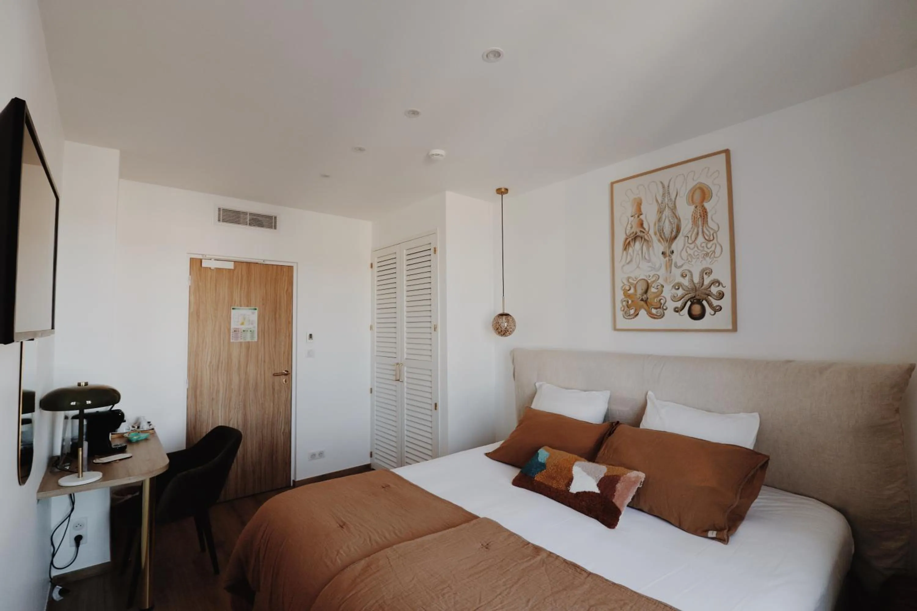 Photo of the whole room, Bed in Le Rose Thé