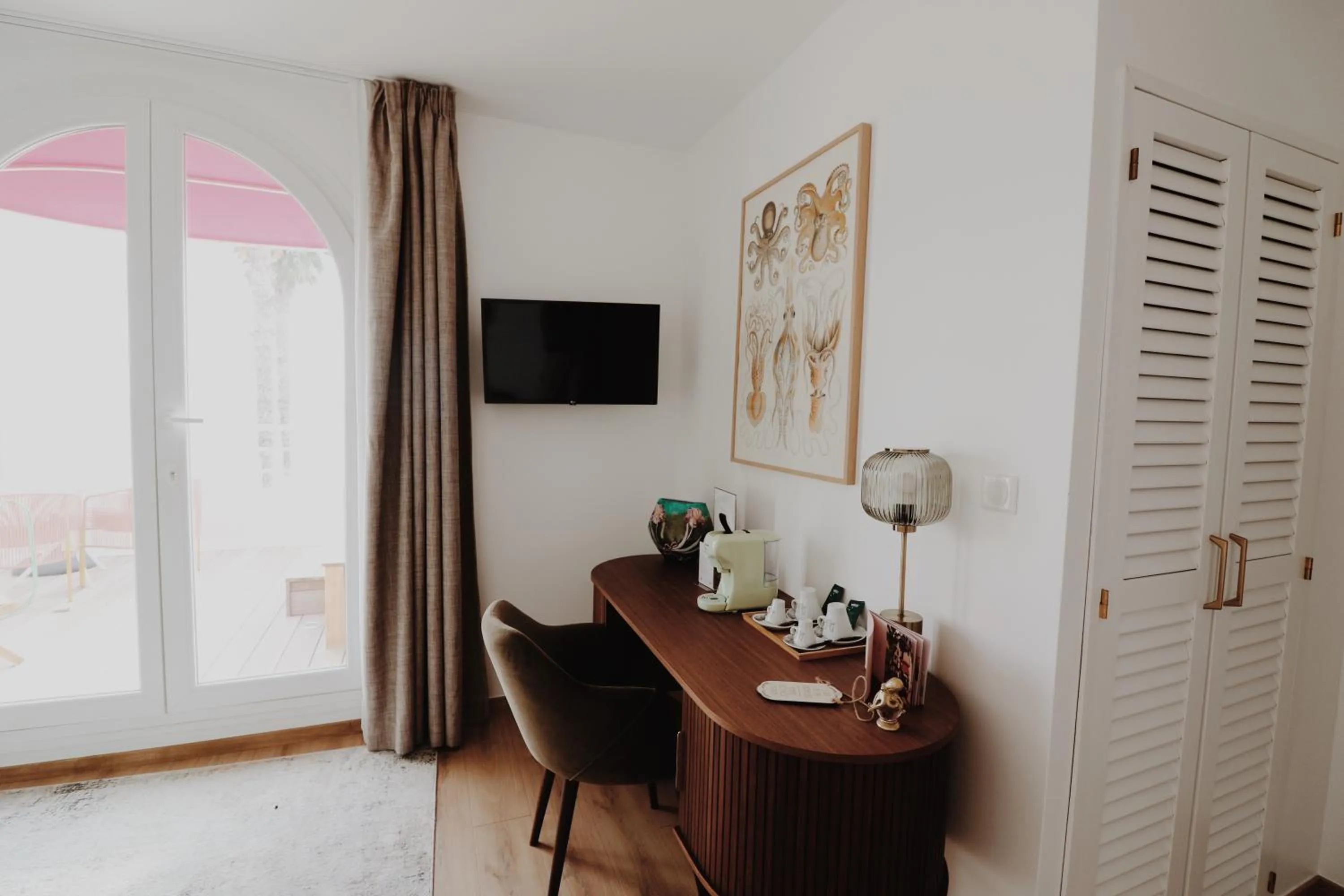 Decorative detail in Le Rose Thé