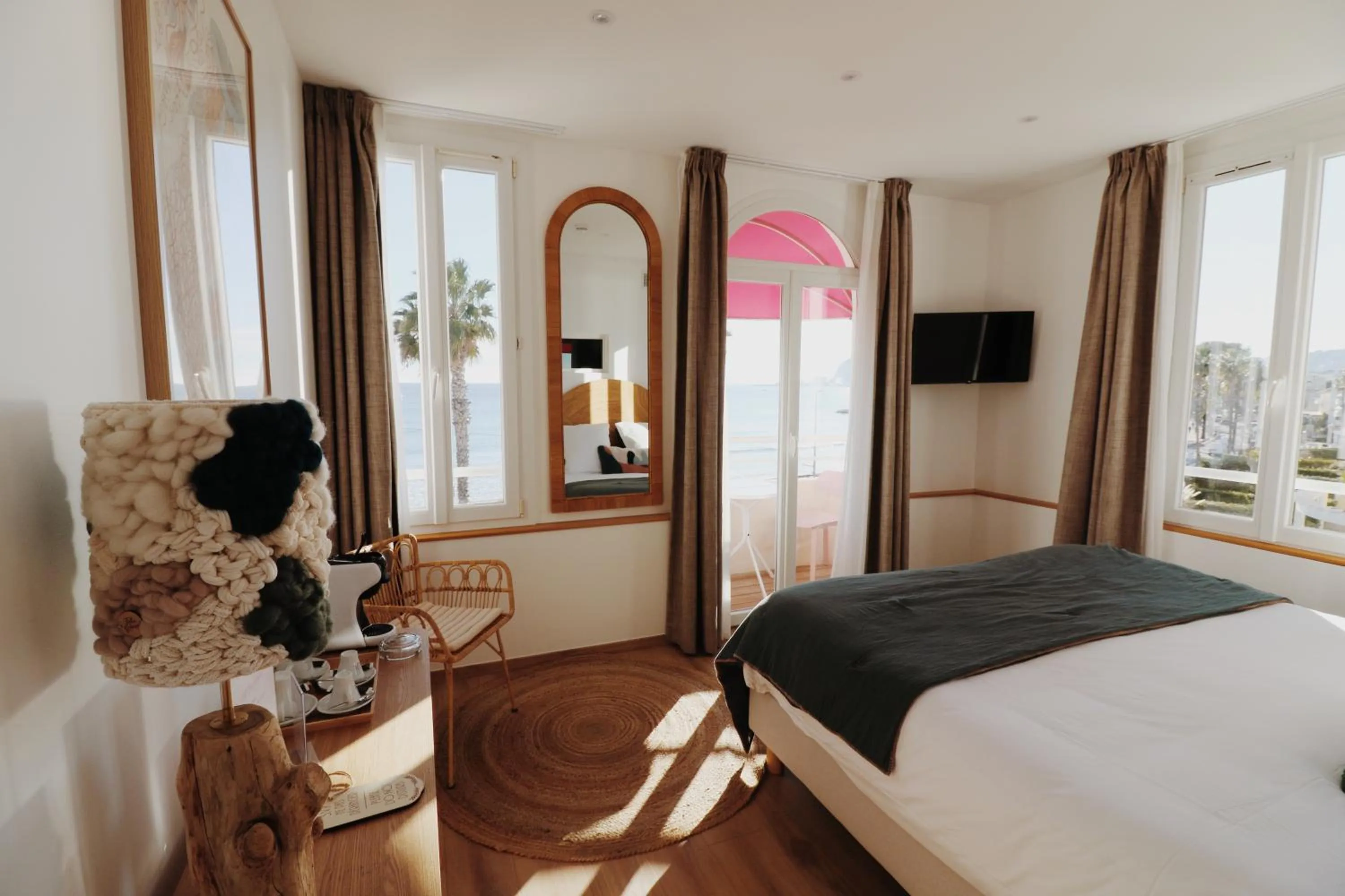 Photo of the whole room, Bed in Le Rose Thé