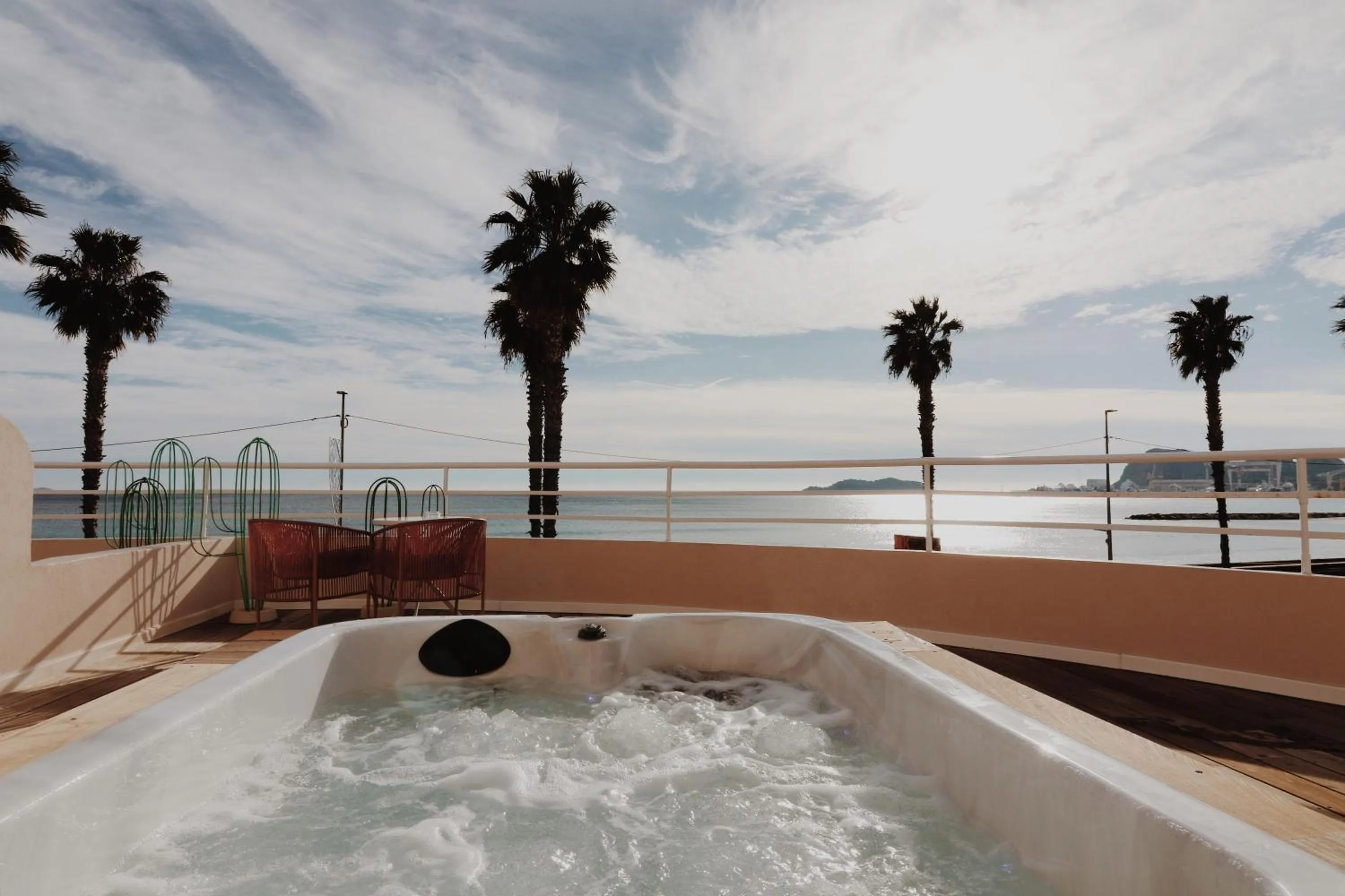 Hot Tub in Le Rose Thé