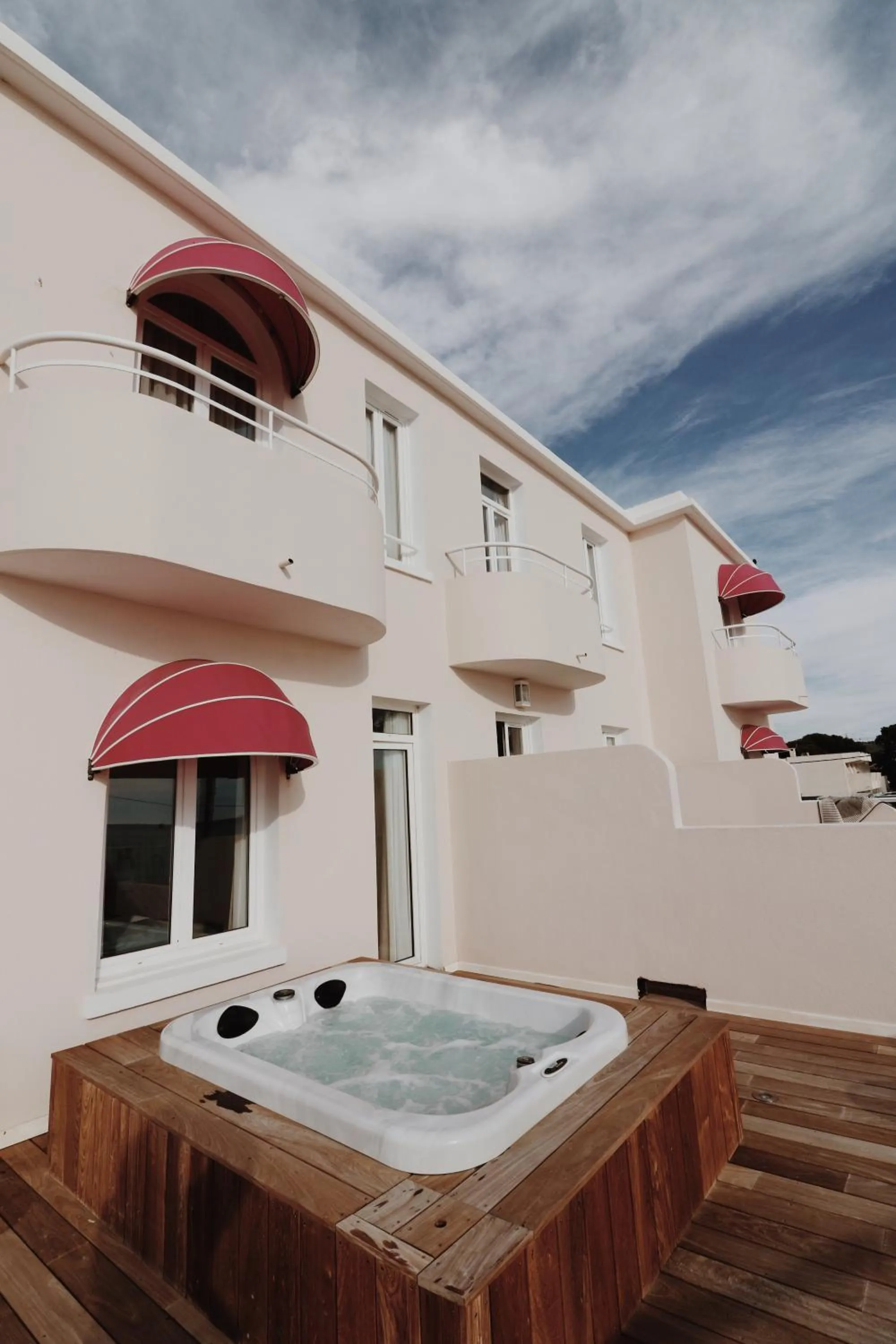 Hot Tub in Le Rose Thé