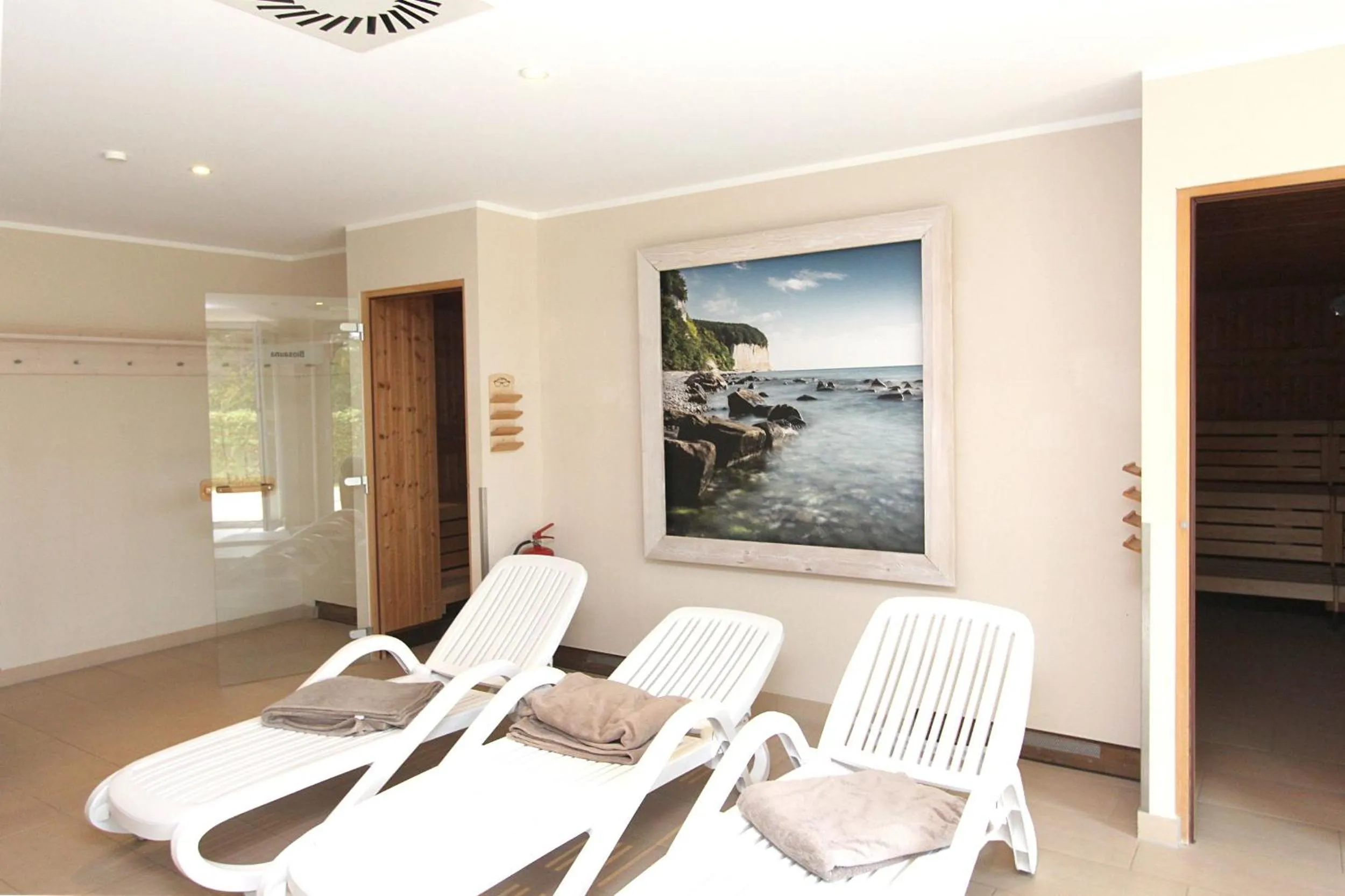 Swimming pool in Strandresidenz Baabe Ferienwohnung 1-29 mit Sauna- und Schwimmbadnutzung im Haus