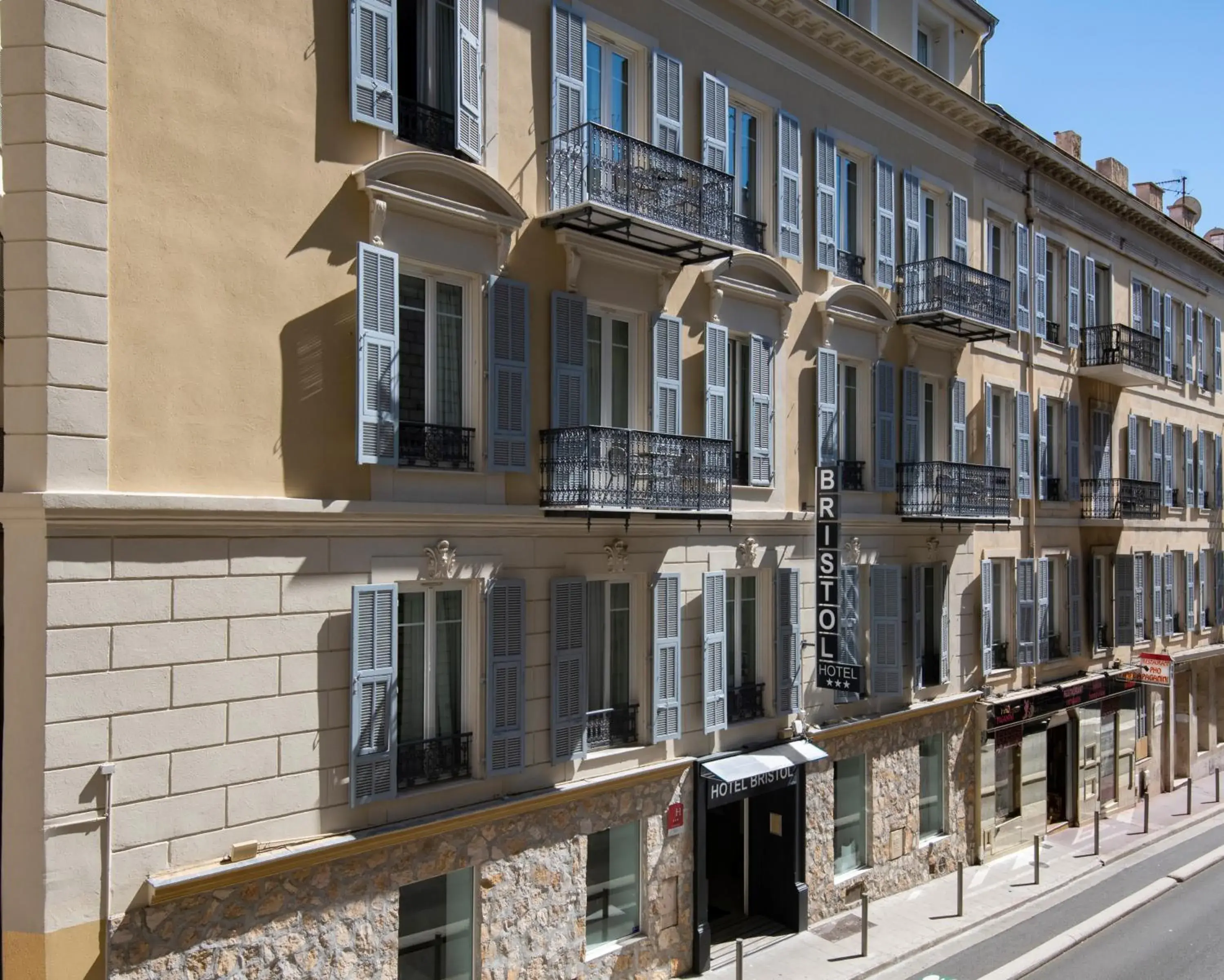 Facade/entrance, Property Building in Bristol Nice