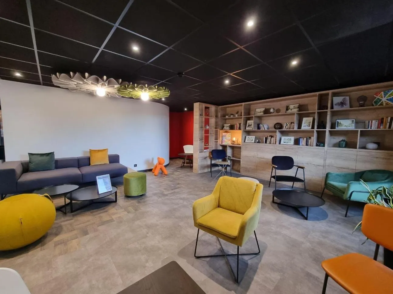 Lounge or bar in Ibis Pontarlier