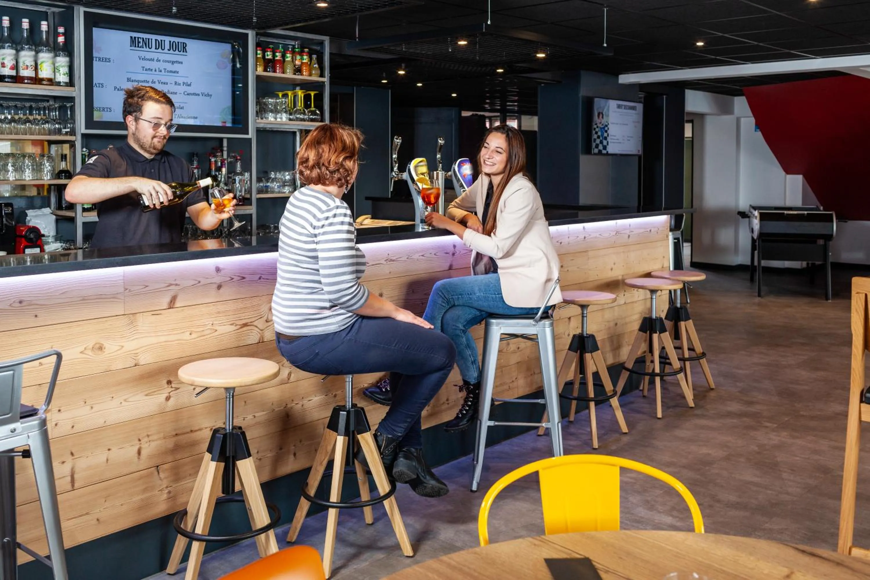 Lounge or bar in Ibis Pontarlier