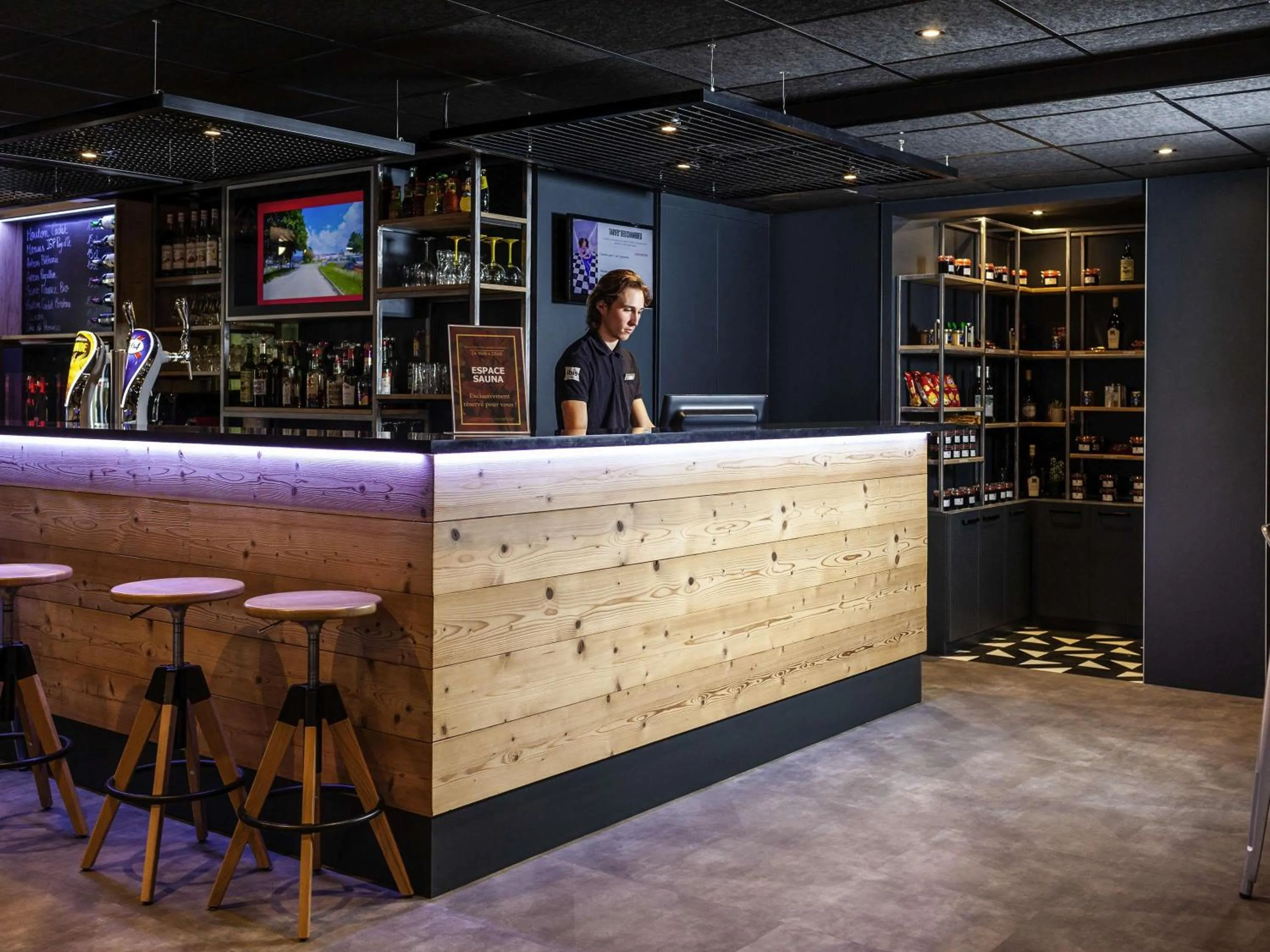 Lounge or bar in Ibis Pontarlier