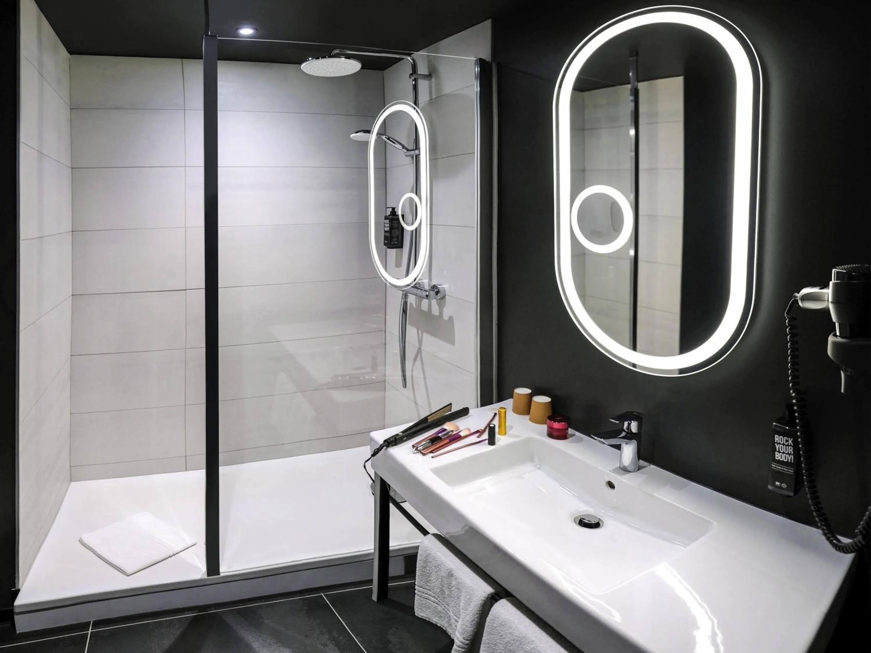 Bedroom in Ibis Pontarlier