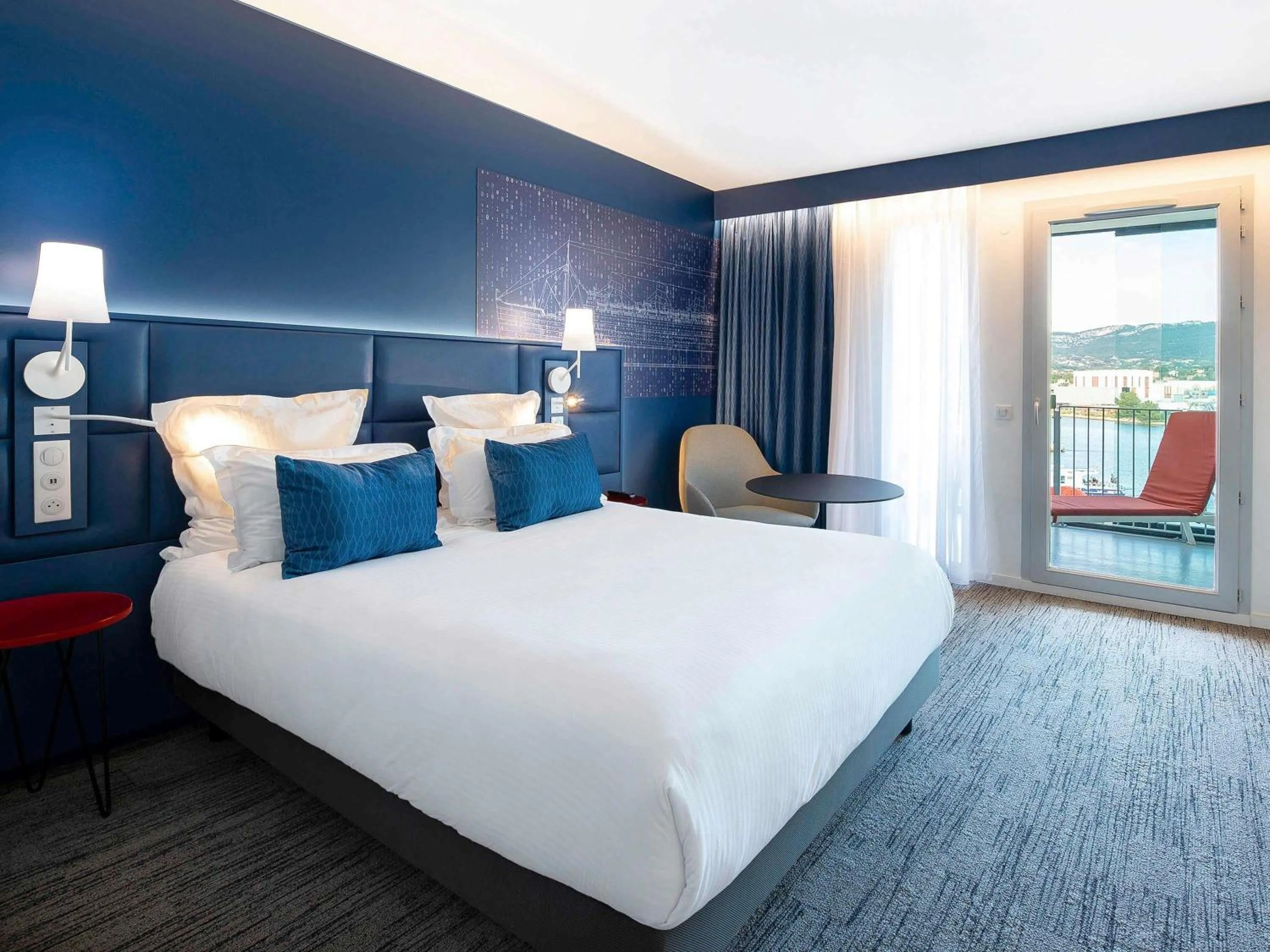 Property building, Bed in Hôtel Mercure Toulon La Seyne-Sur-Mer