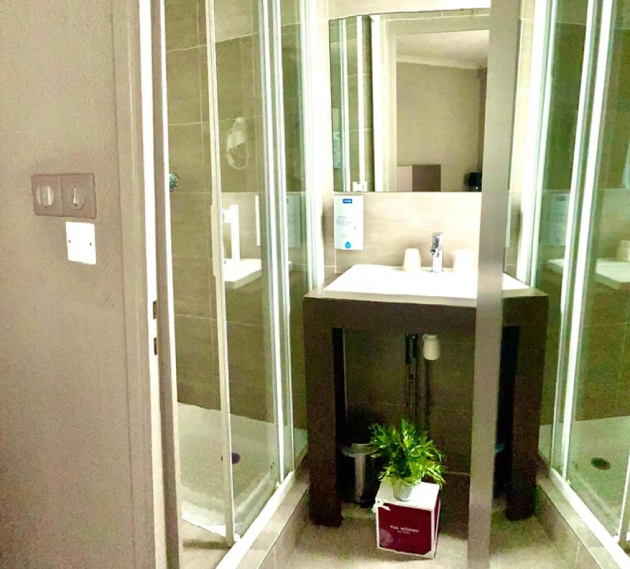 Bathroom in Kyriad Restaurant Centre SPA Vichy