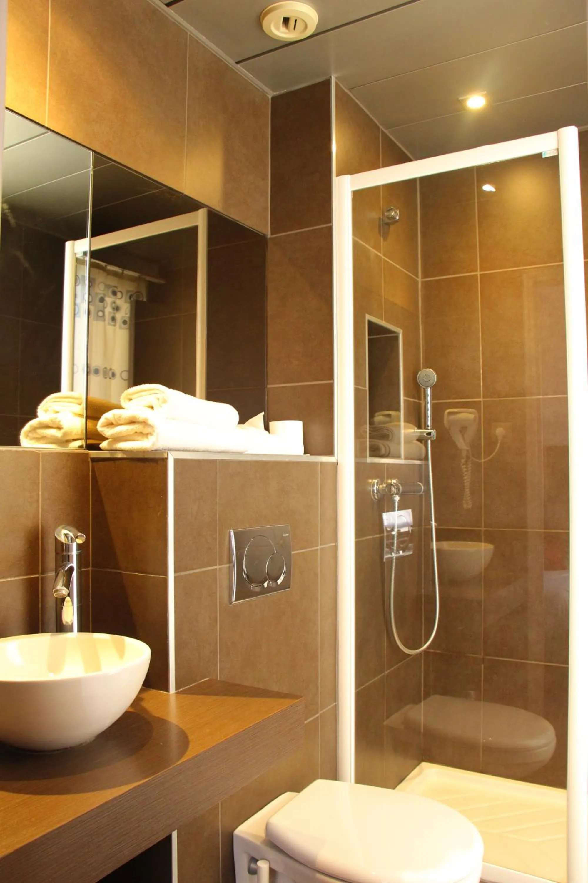 Shower in Kyriad Restaurant Centre SPA Vichy