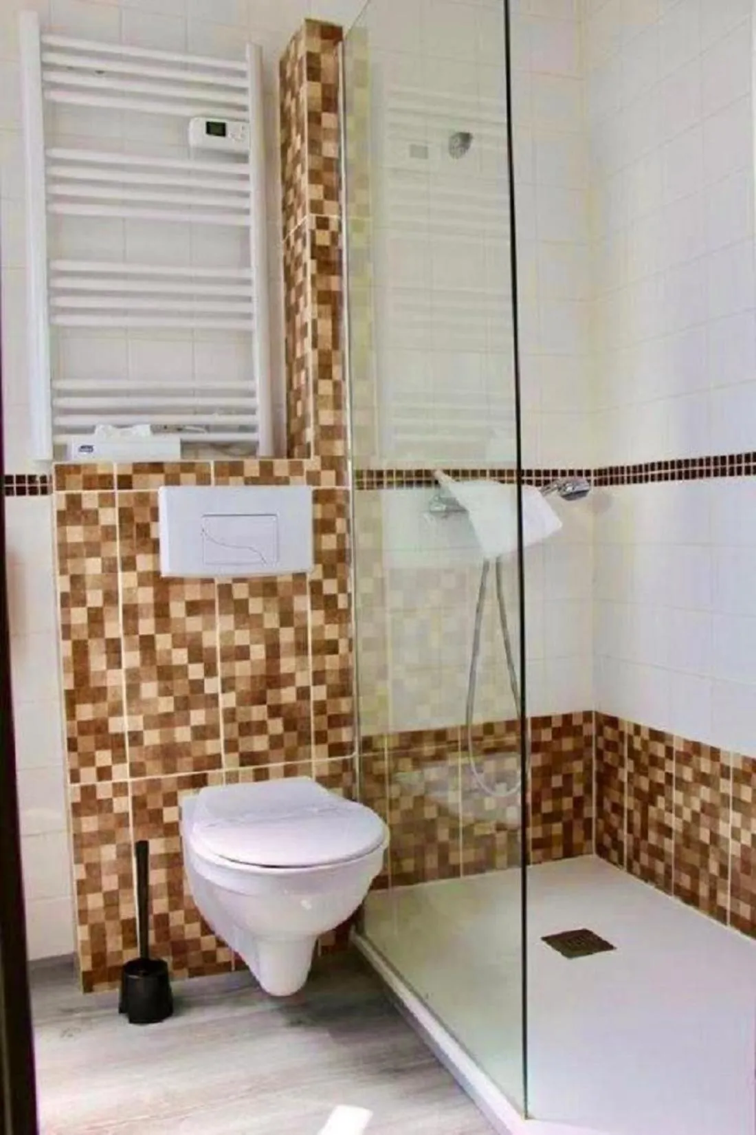 Bathroom in Kyriad Restaurant Centre SPA Vichy