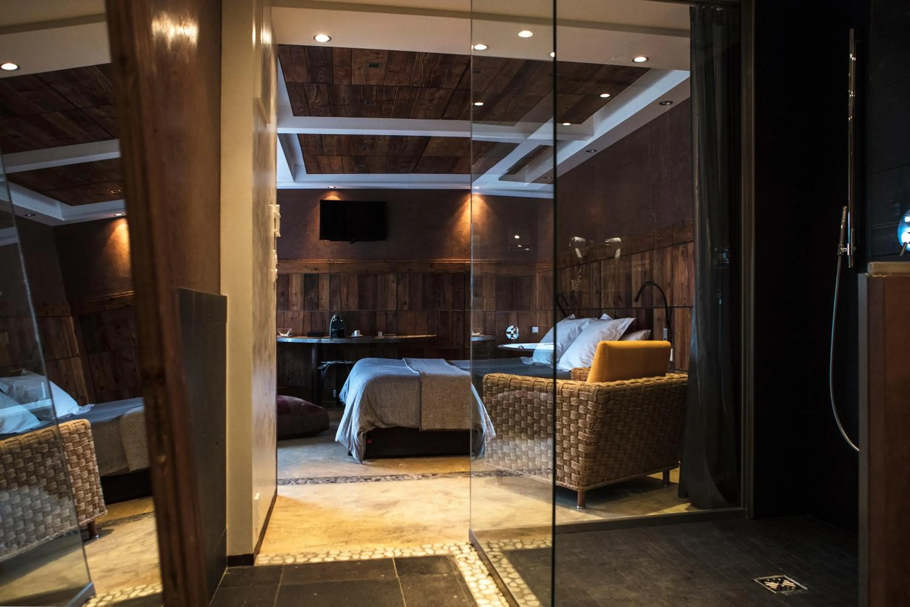 Double Room with Lake View and Fireplace in Le Clos Des Sens